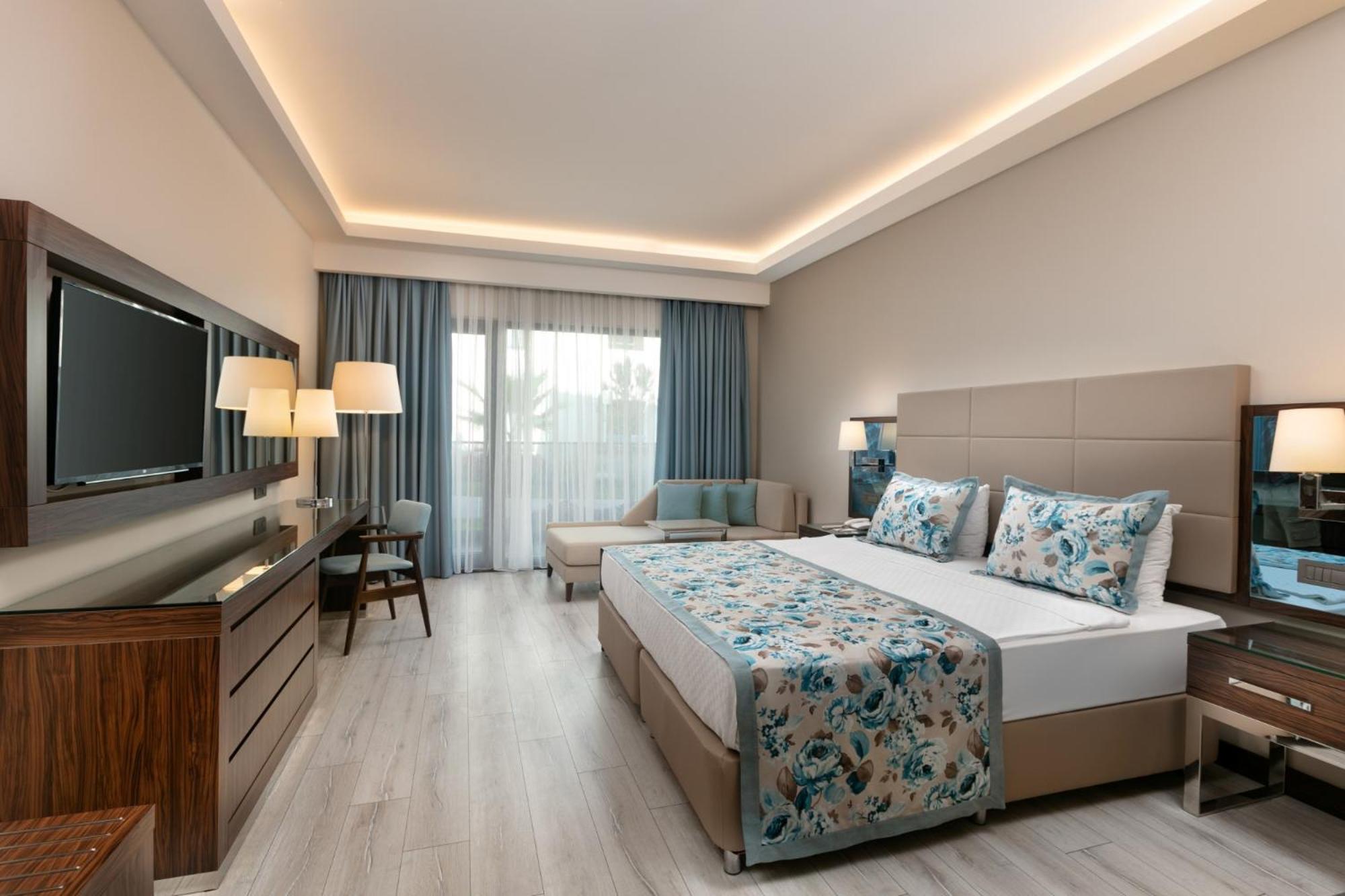 Deluxe Room (2 Adults + 1 Child)