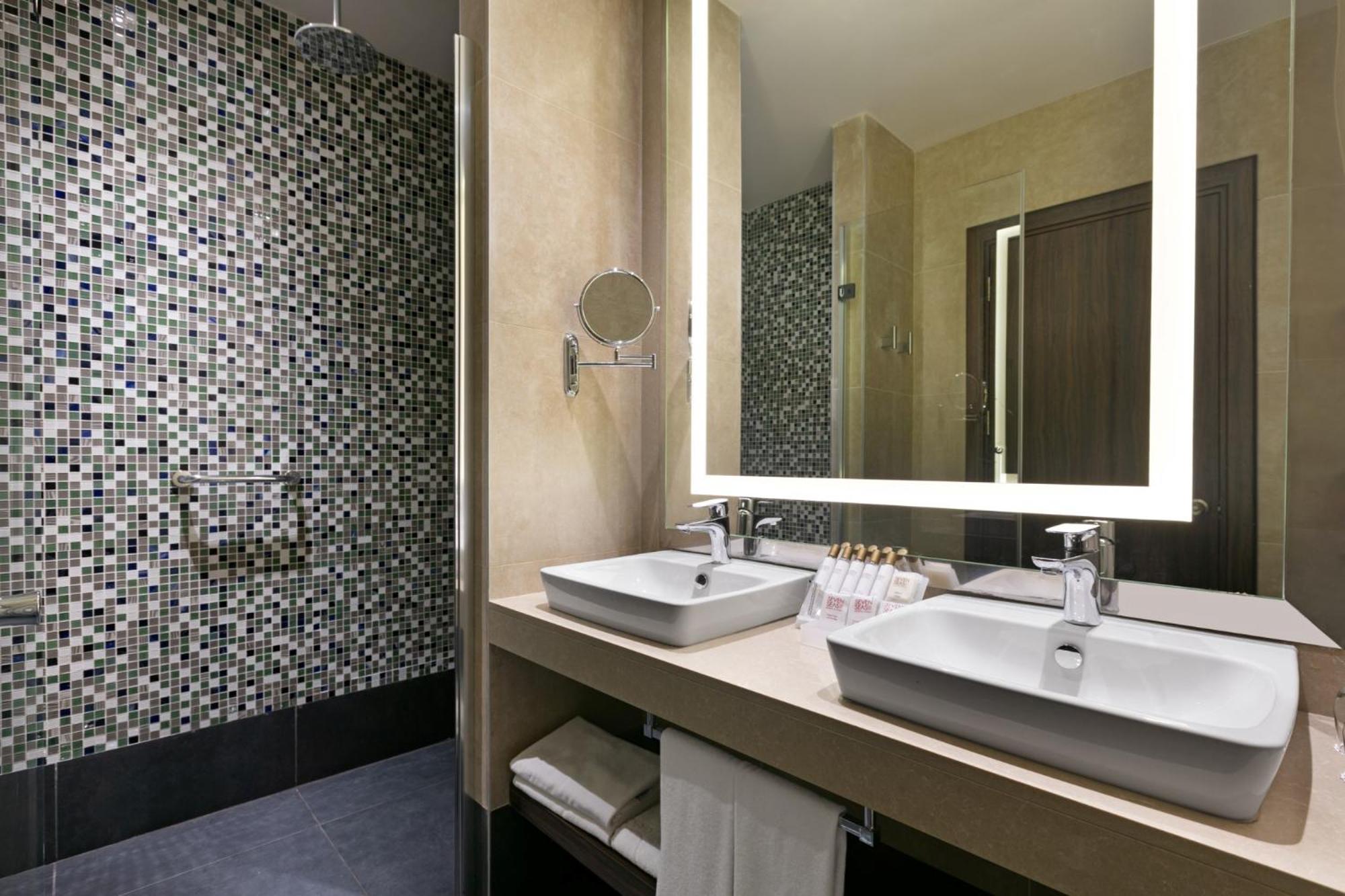 Deluxe Room (2 Adults + 1 Child)