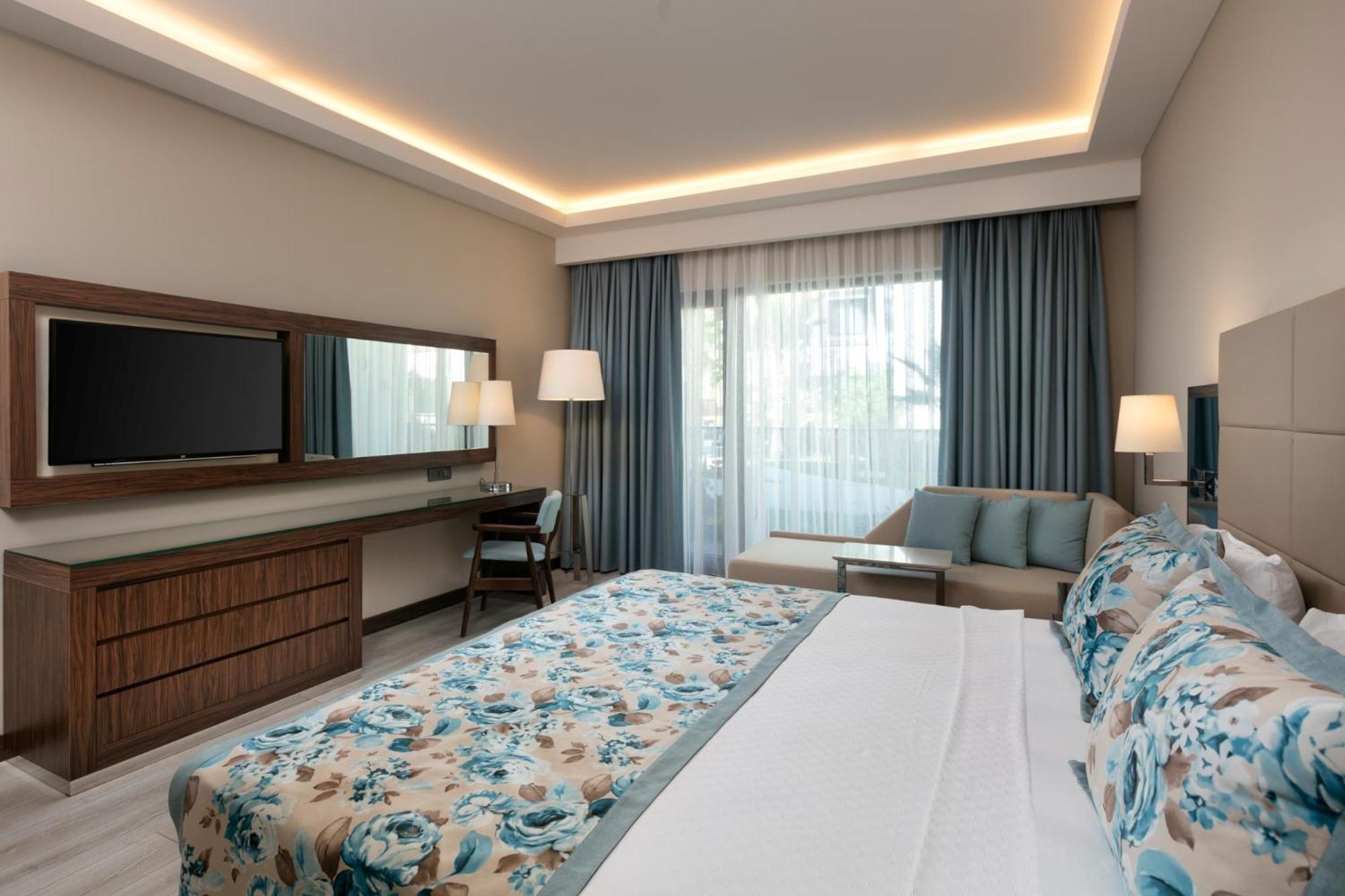 Deluxe Room (2 Adults + 1 Child)