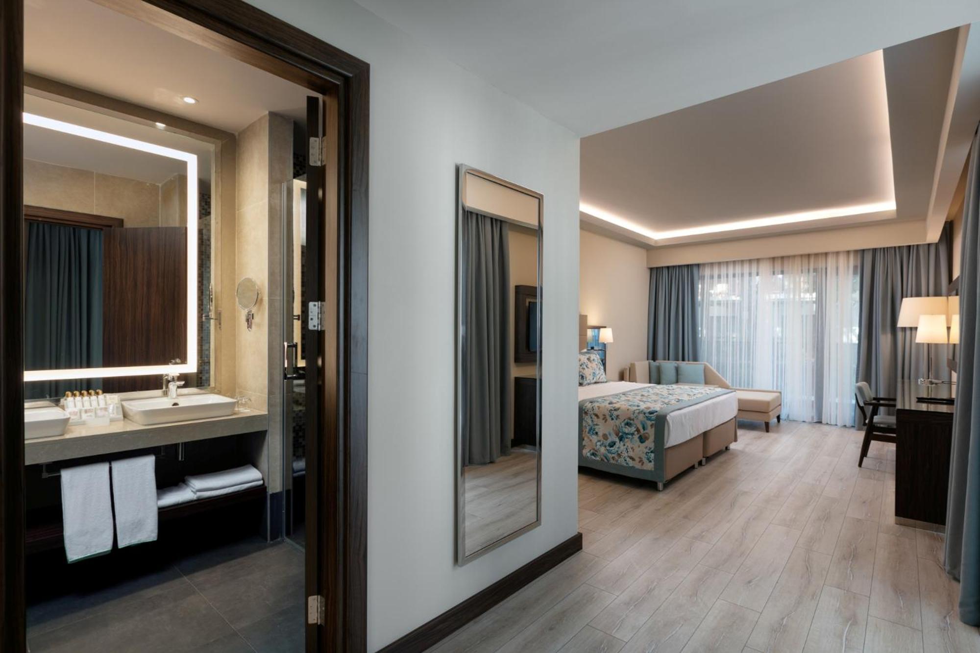 Deluxe Room (2 Adults + 1 Child) thumbnail 6