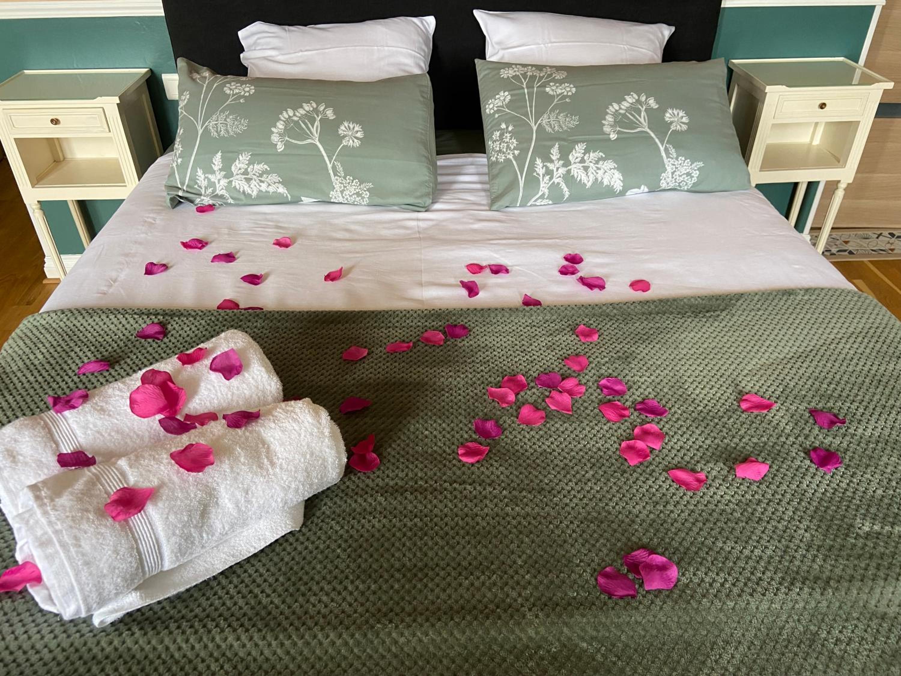 Double Room with Private Bathroom - Photo 14