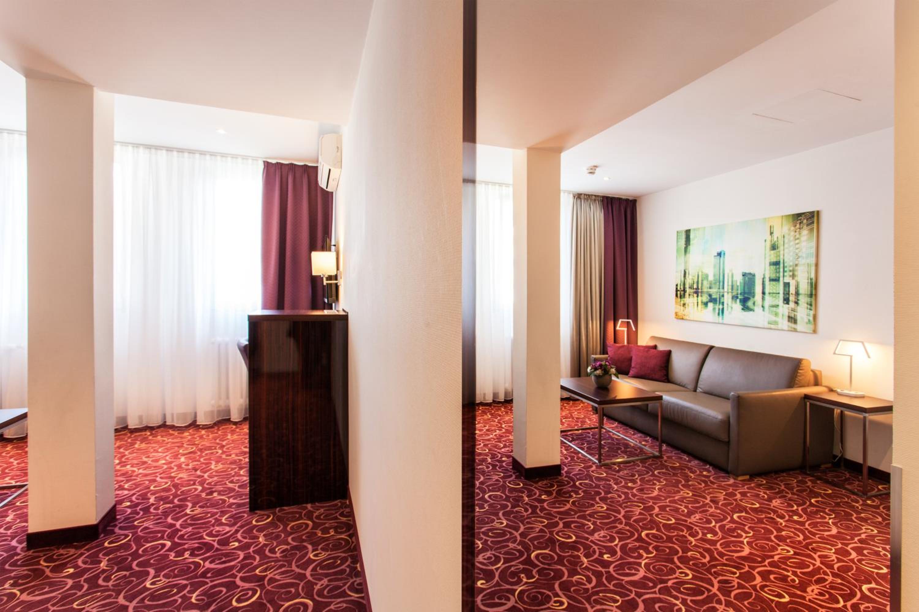 Suite with City View - Photo 2