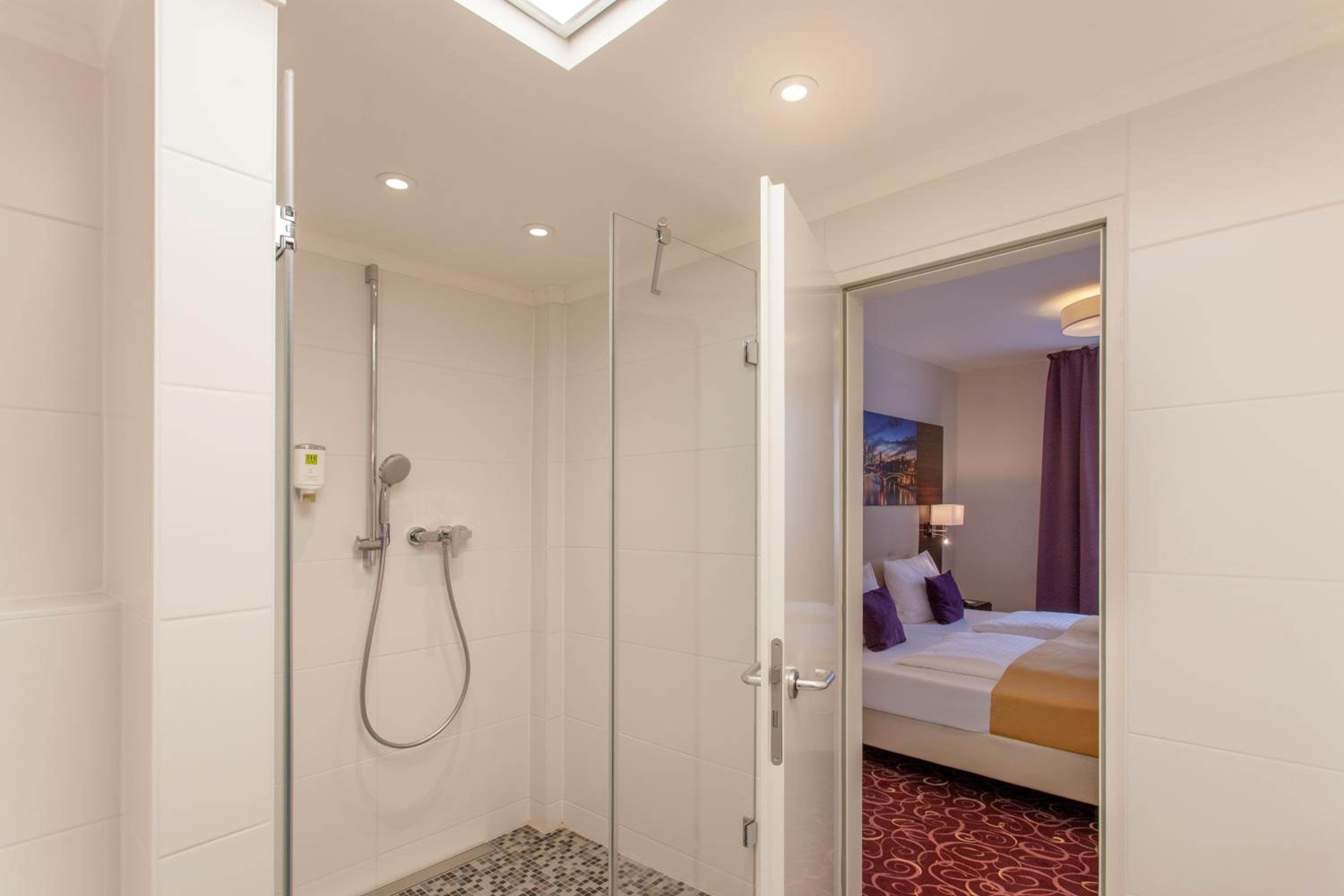 Suite with City View - Photo 12