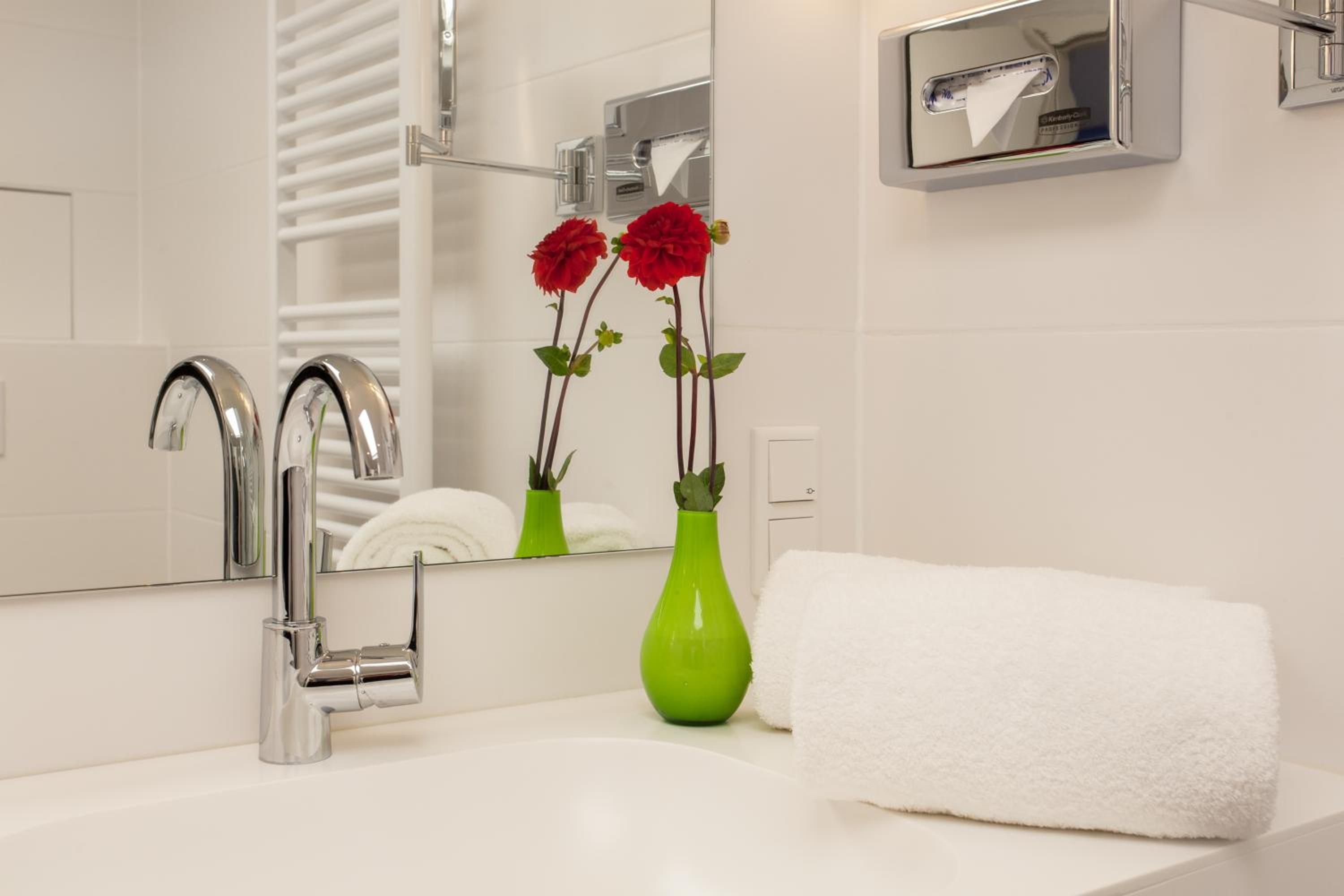 Suite with City View - Photo 10