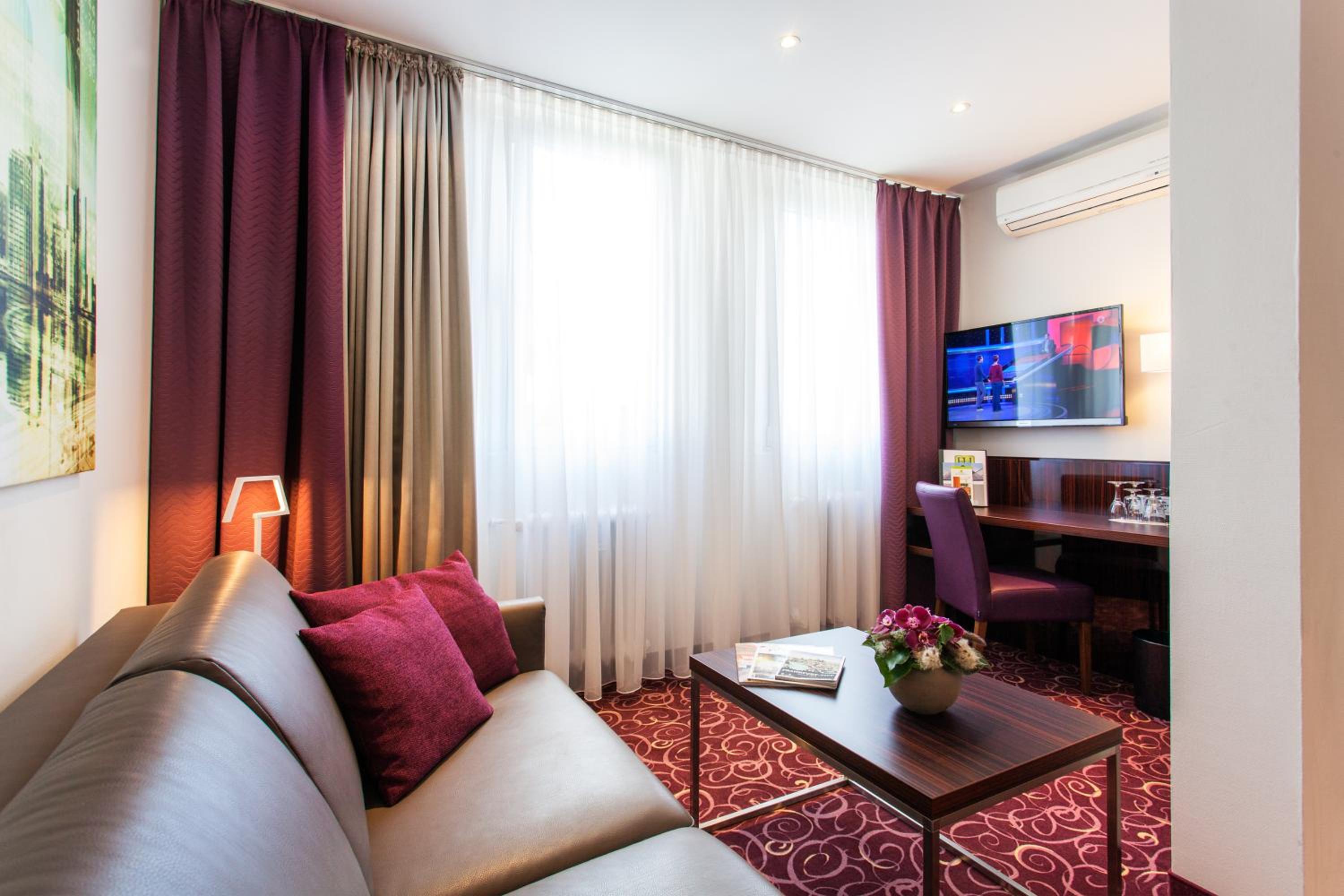 Suite with City View - Photo 4
