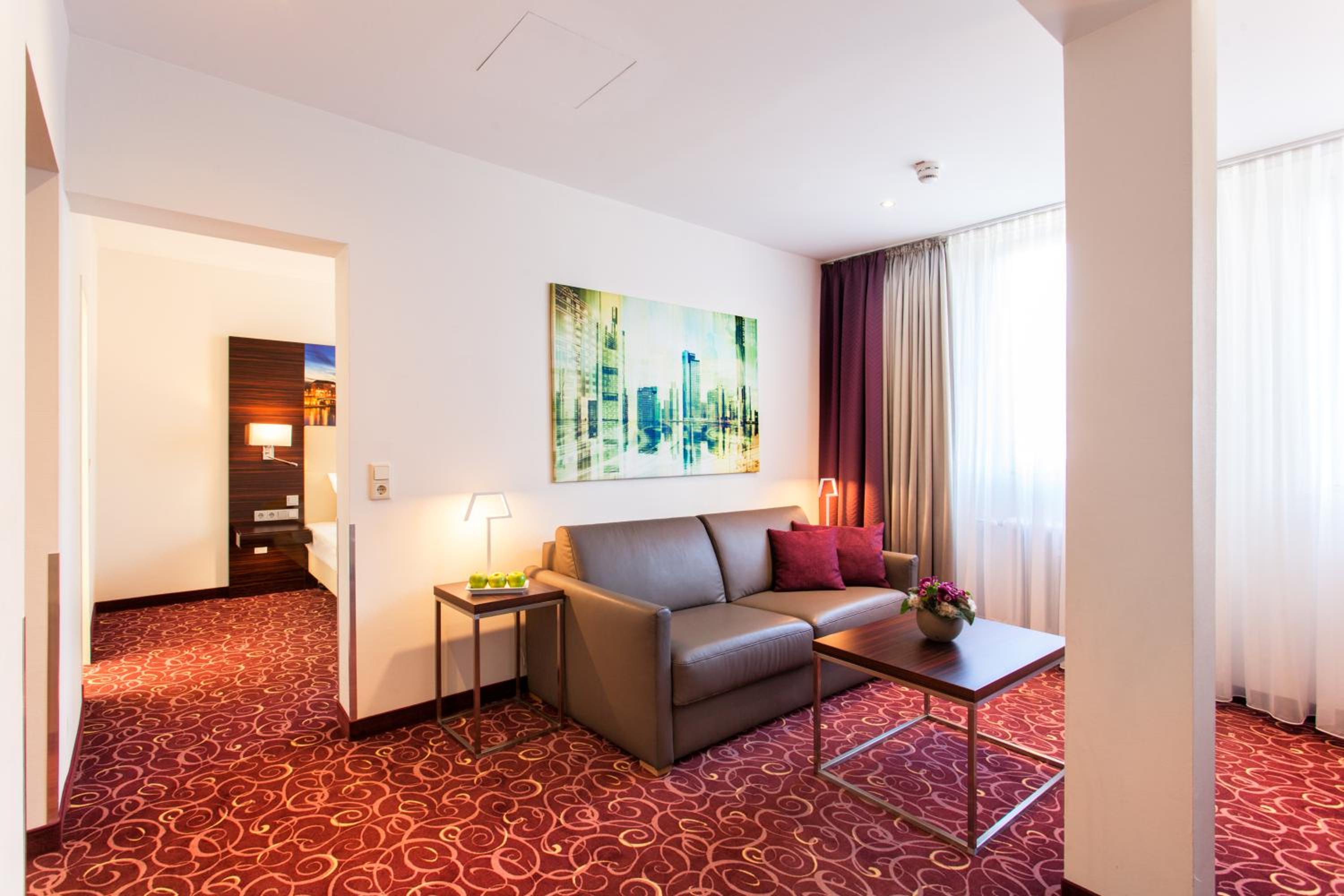 Suite with City View - Photo 3