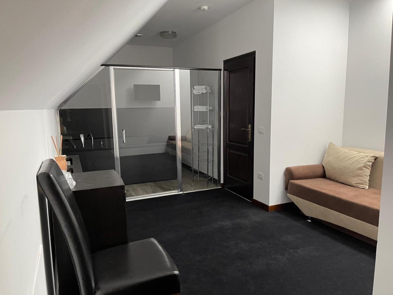 Deluxe Suite with Spa Bath - Photo 4