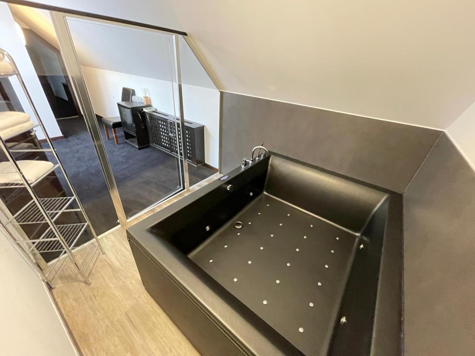 Deluxe Suite with Spa Bath - Photo 3