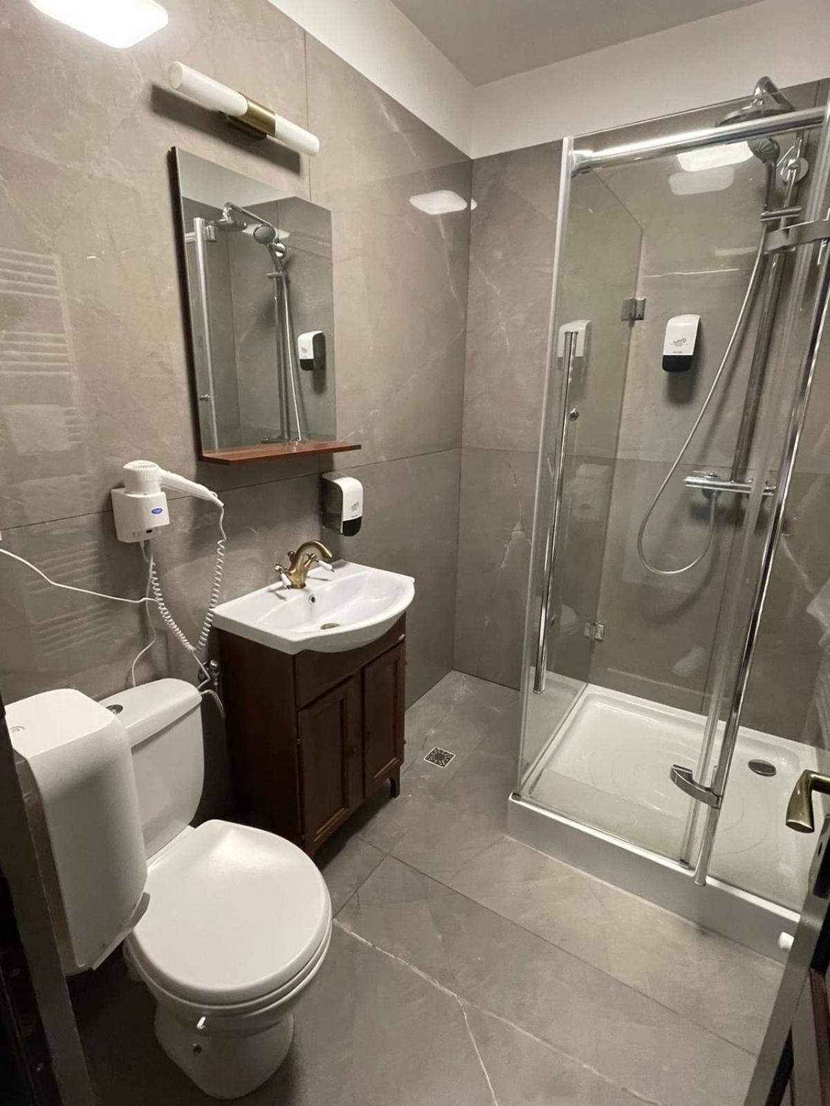Deluxe Suite with Spa Bath - Photo 6