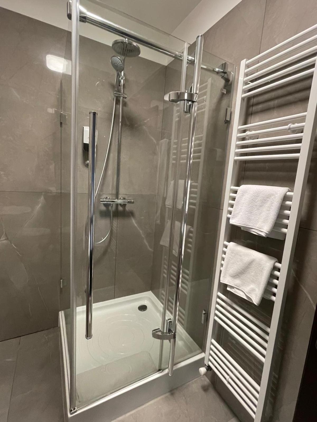 Deluxe Suite with Spa Bath - Photo 5