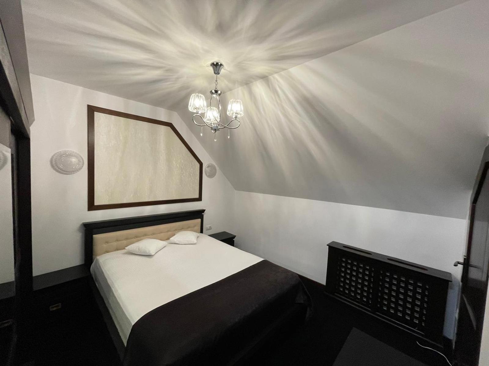 Deluxe Suite with Spa Bath - Photo 2