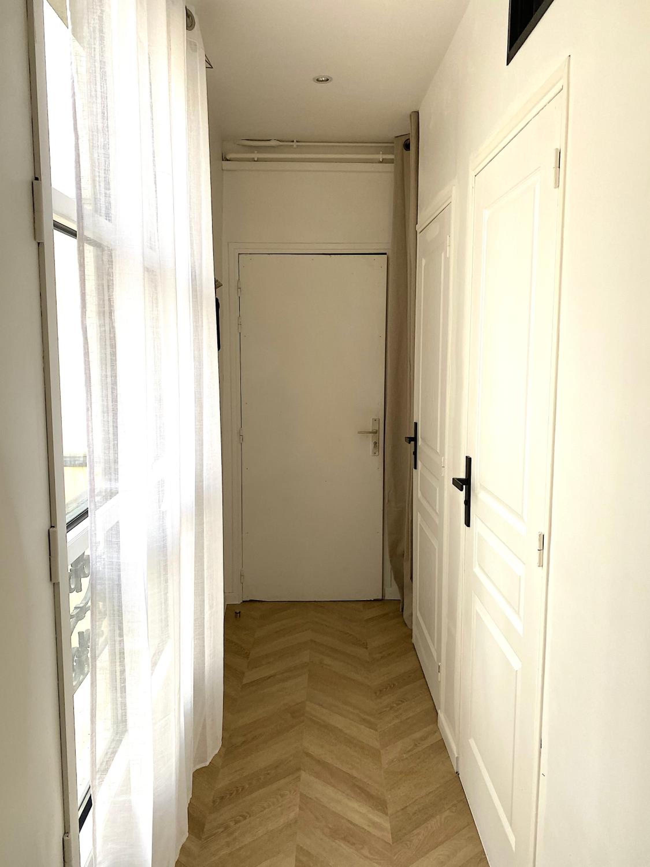 Apartment with Balcony photo 2