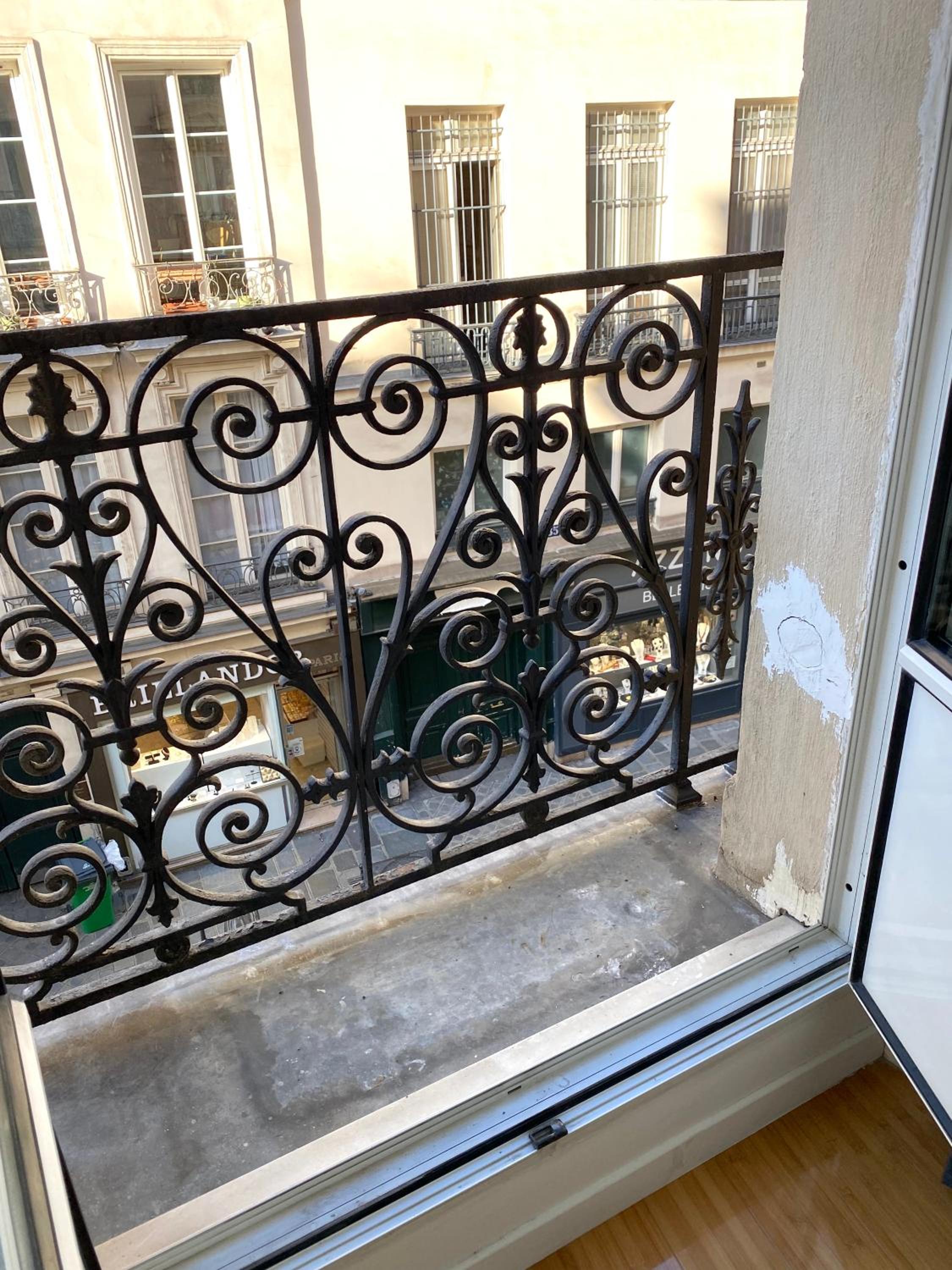 Apartment with Balcony photo 3