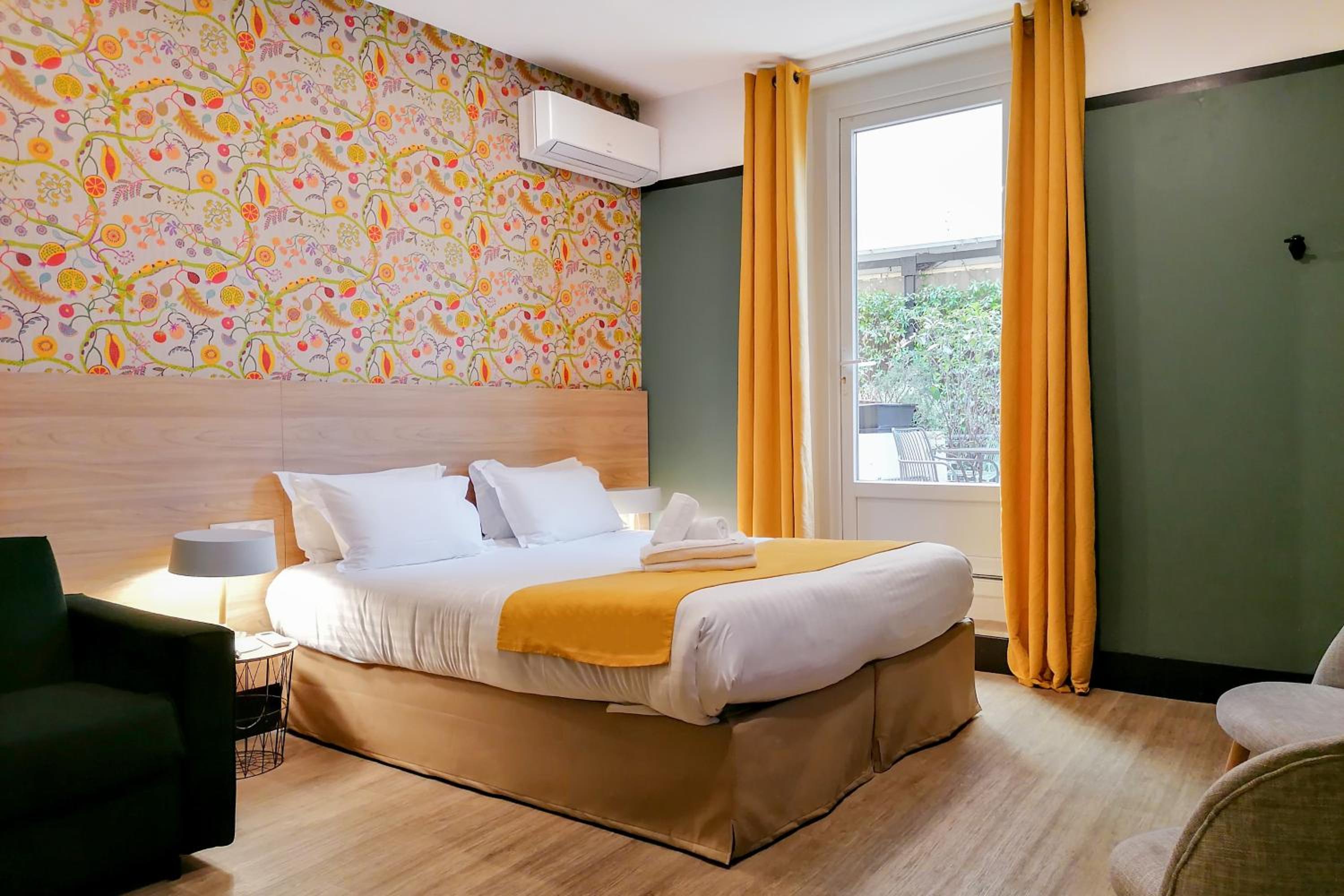 Superior Double Room with Balcony thumbnail 5