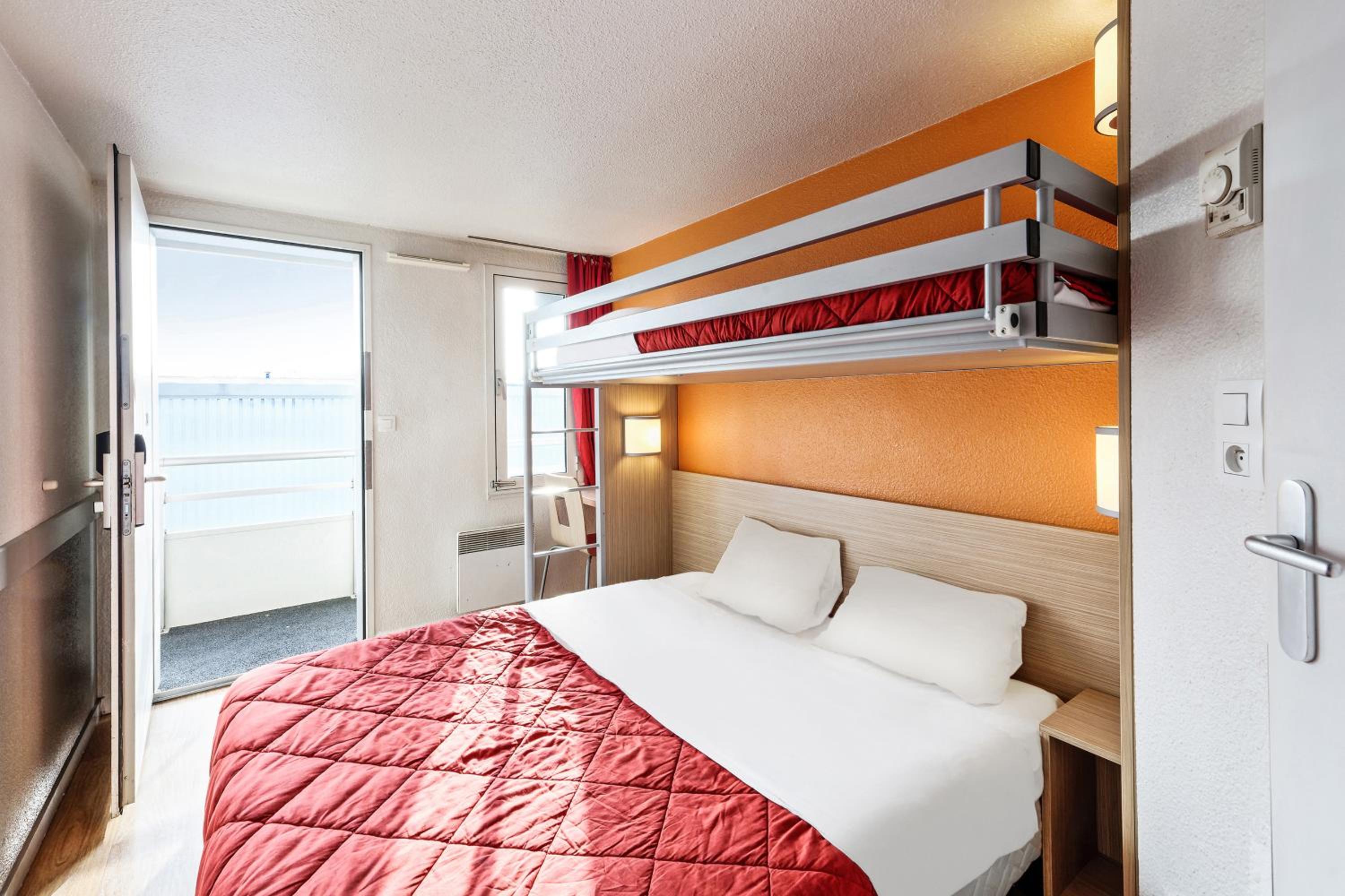 Triple Room (1 Double Bed + 1 Bunk Bed) photo 1