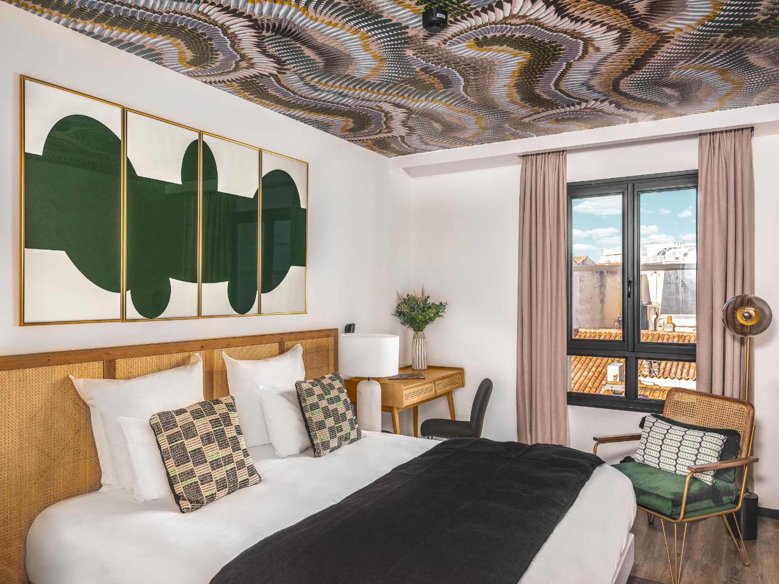 Deluxe Room with City View - Photo 4