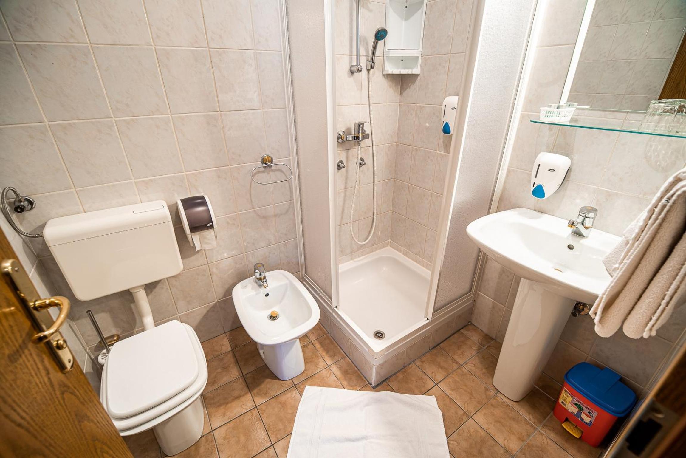 Triple Room with Balcony - Photo 9