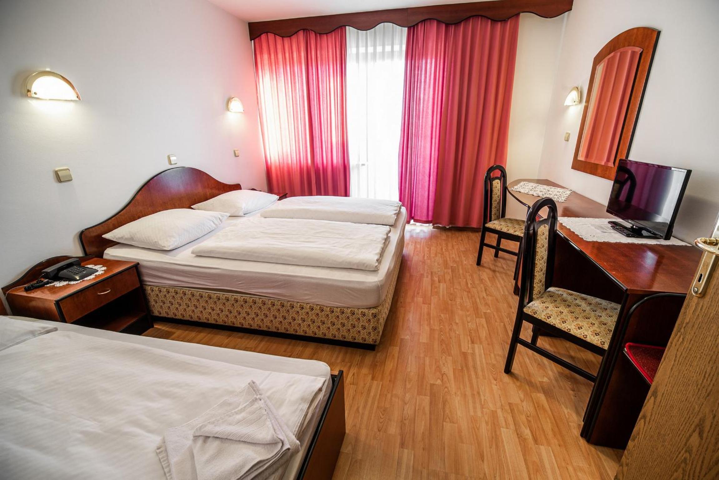 Triple Room with Balcony - Photo 7