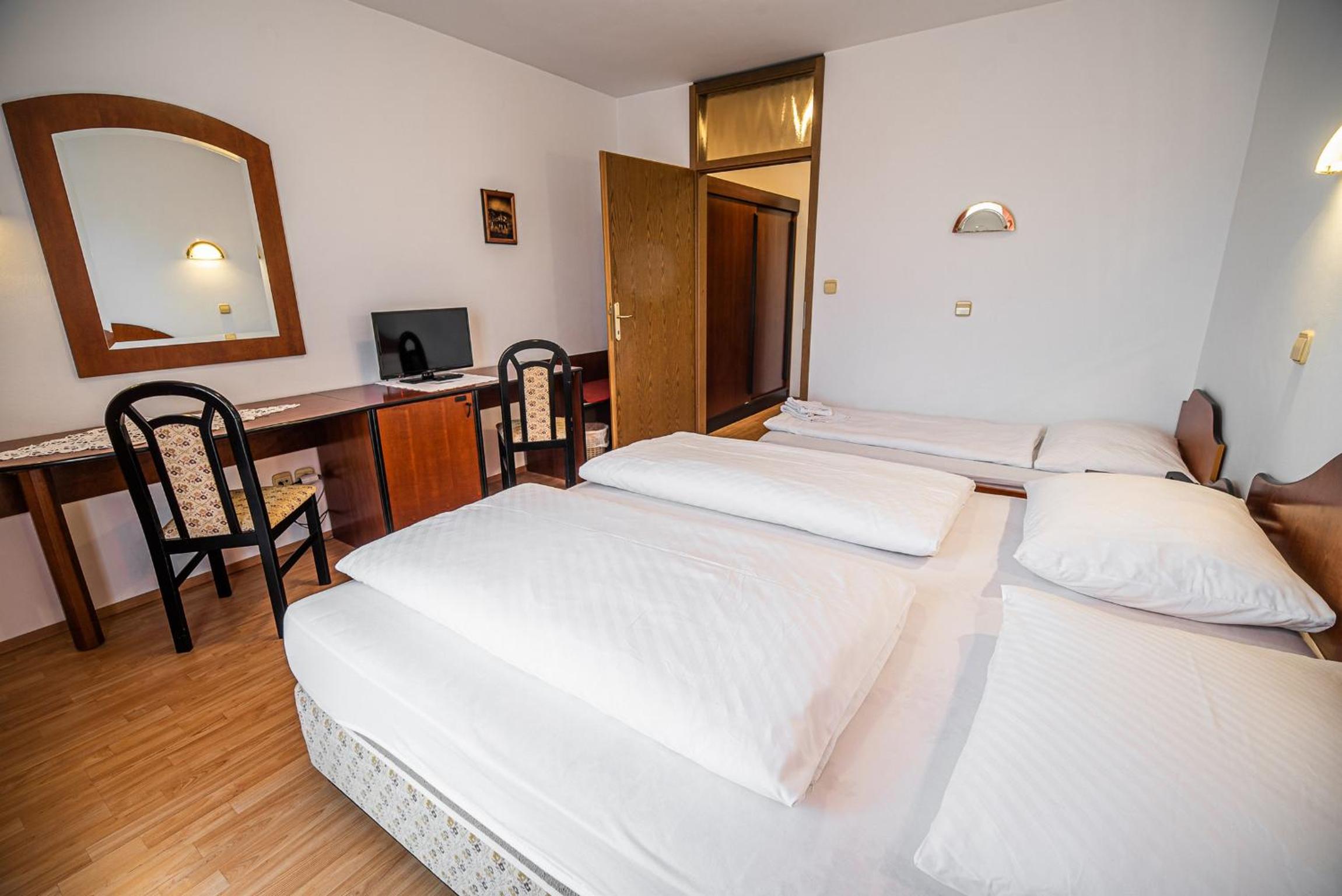 Triple Room with Balcony - Photo 14