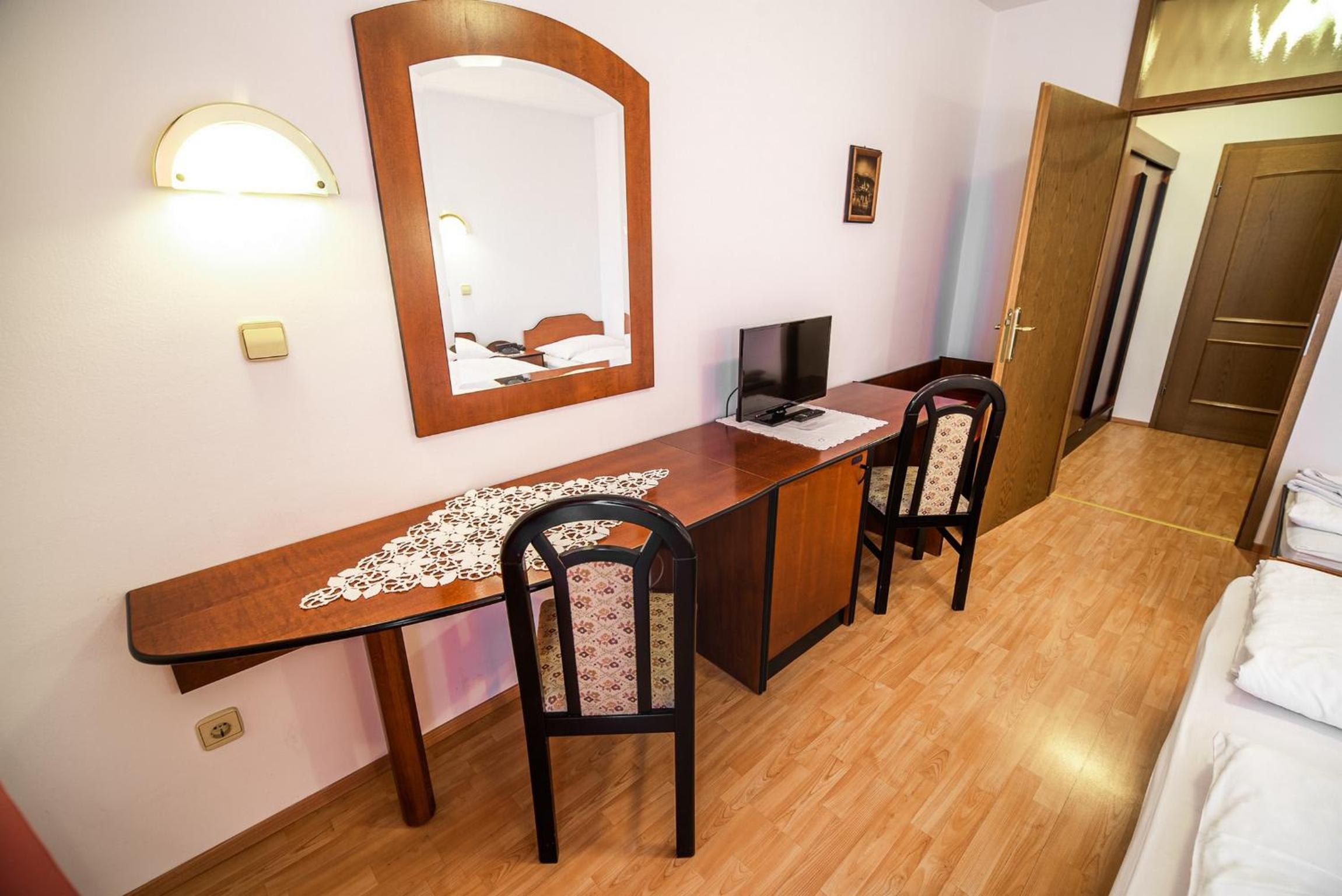 Triple Room with Balcony - Photo 13