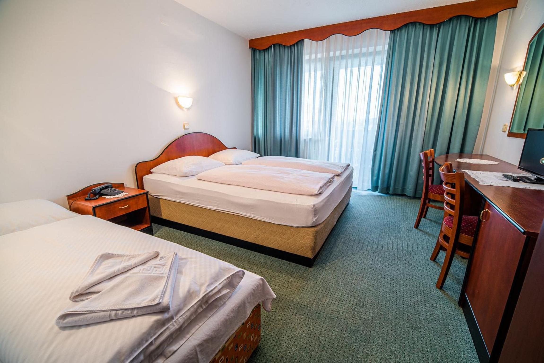 Triple Room with Balcony - Photo 18
