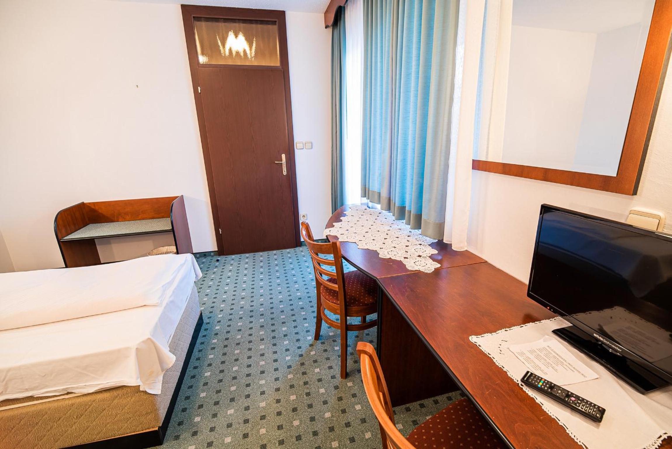 Twin Room with Balcony - Photo 4