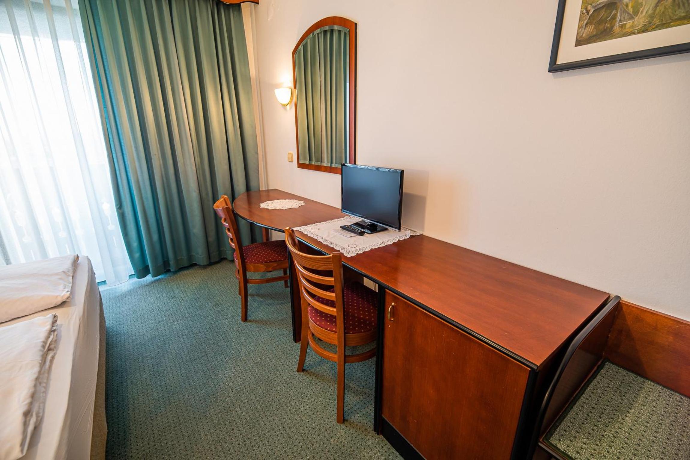 Triple Room with Balcony - Photo 21
