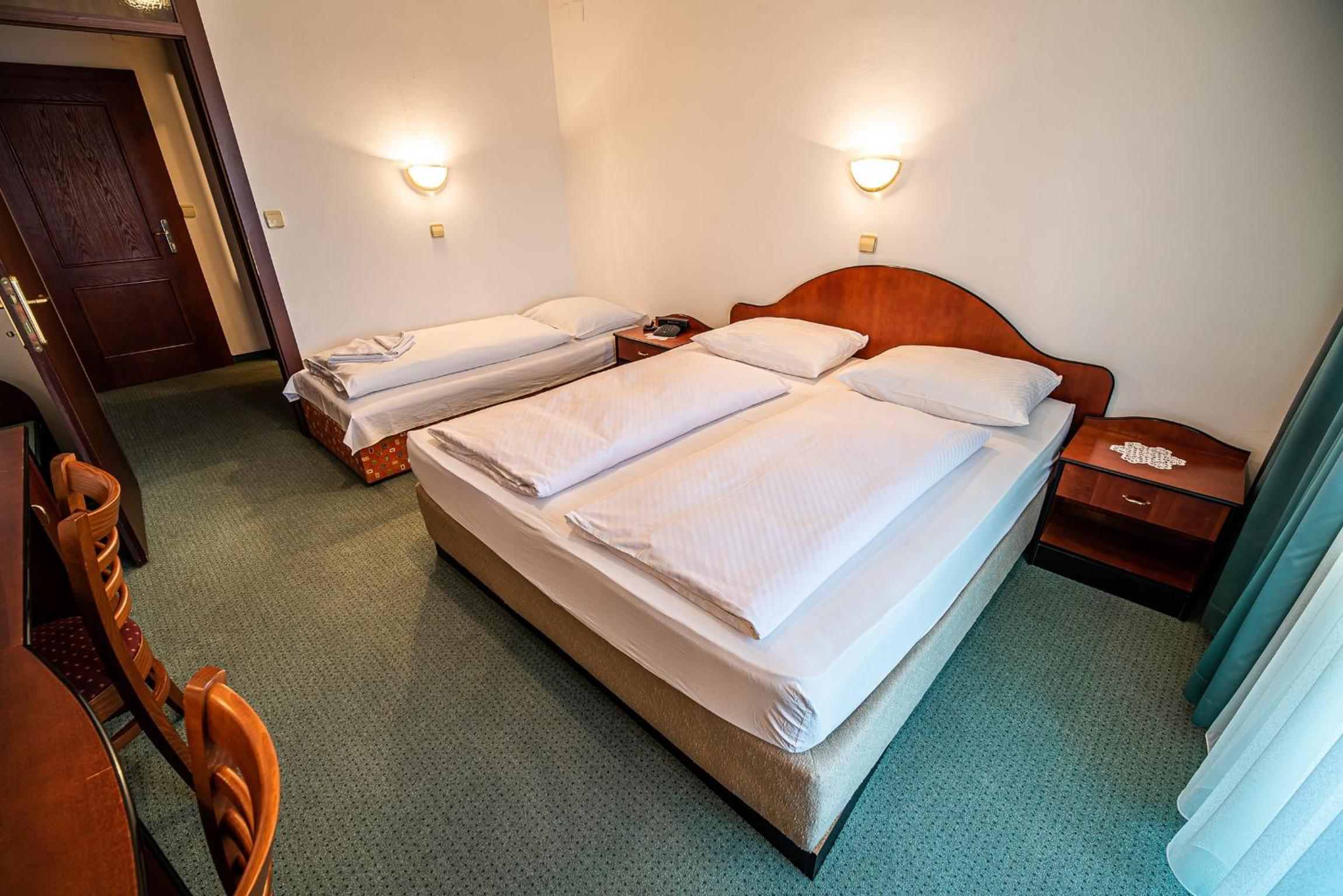 Triple Room with Balcony - Photo 22