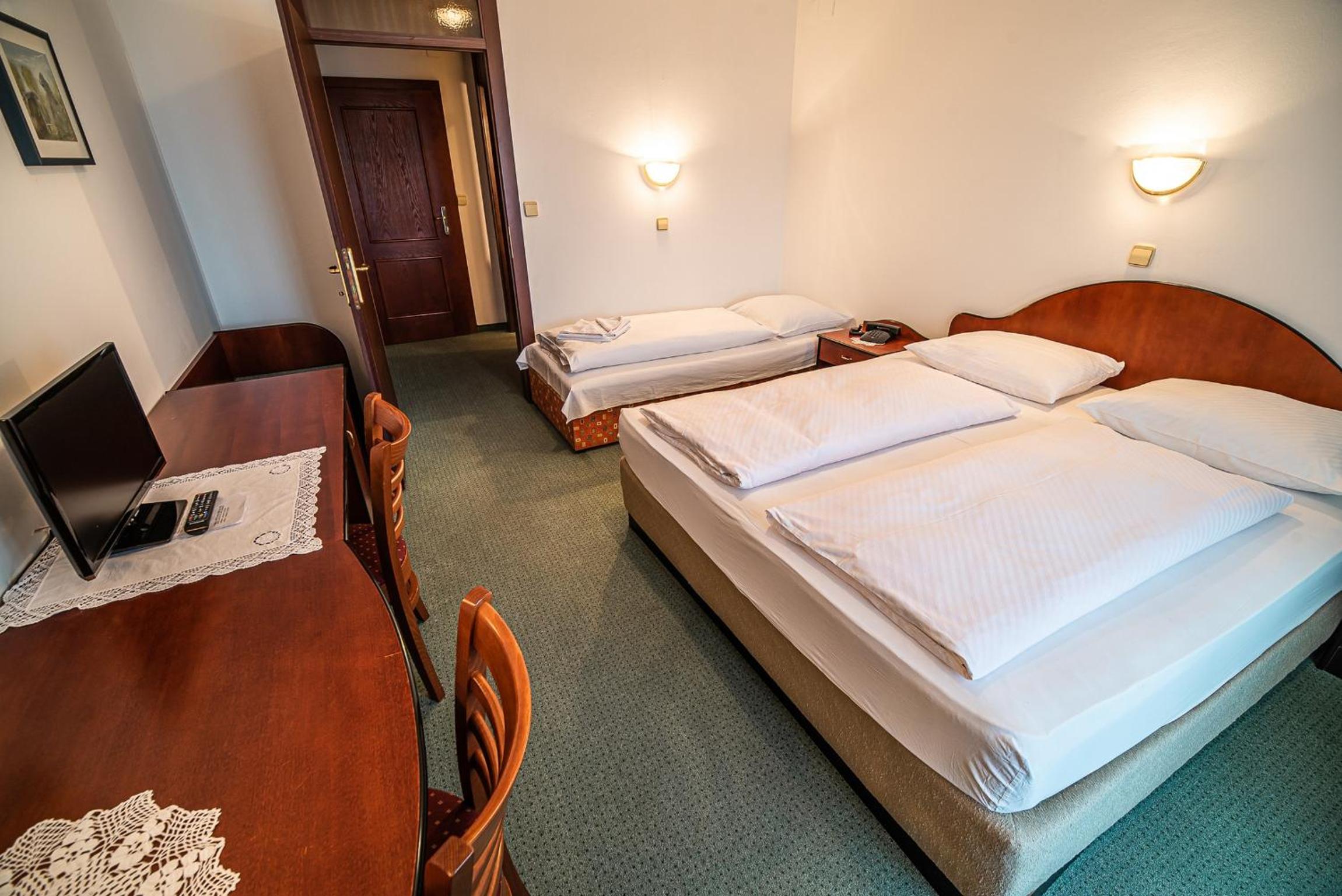 Triple Room with Balcony - Photo 23
