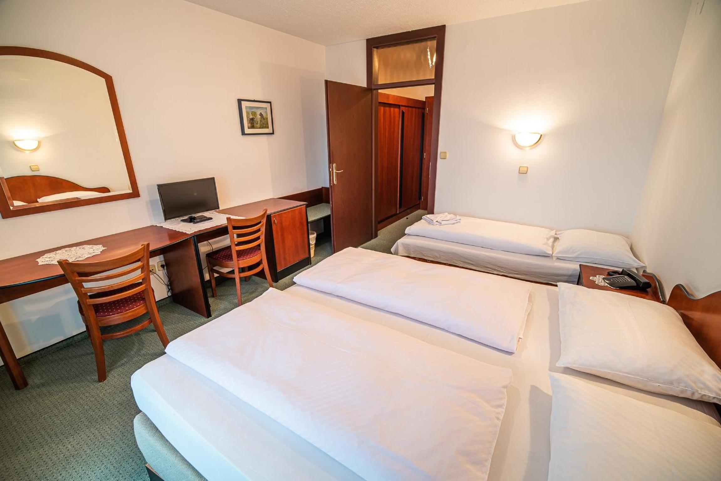 Triple Room with Balcony - Photo 25