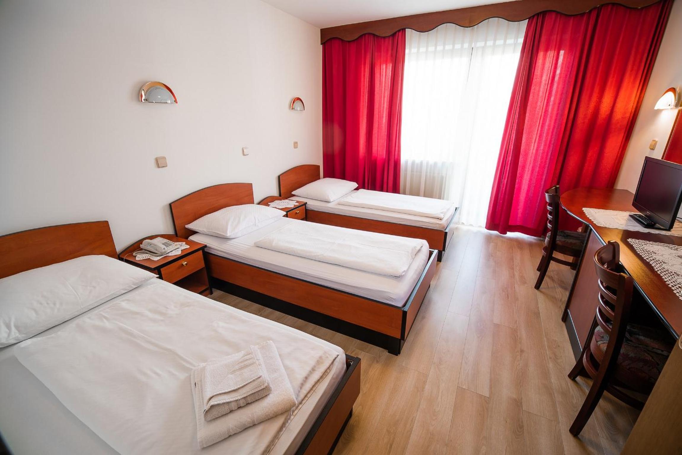 Triple Room with Balcony - Photo 27