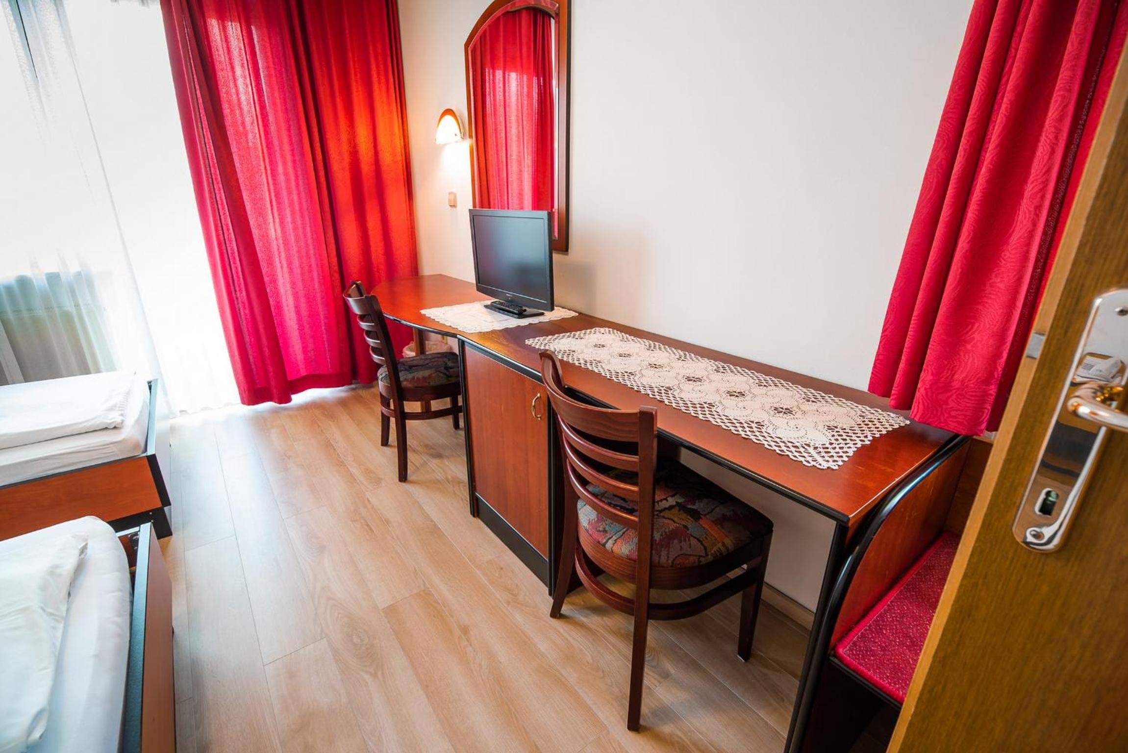 Triple Room with Balcony - Photo 29
