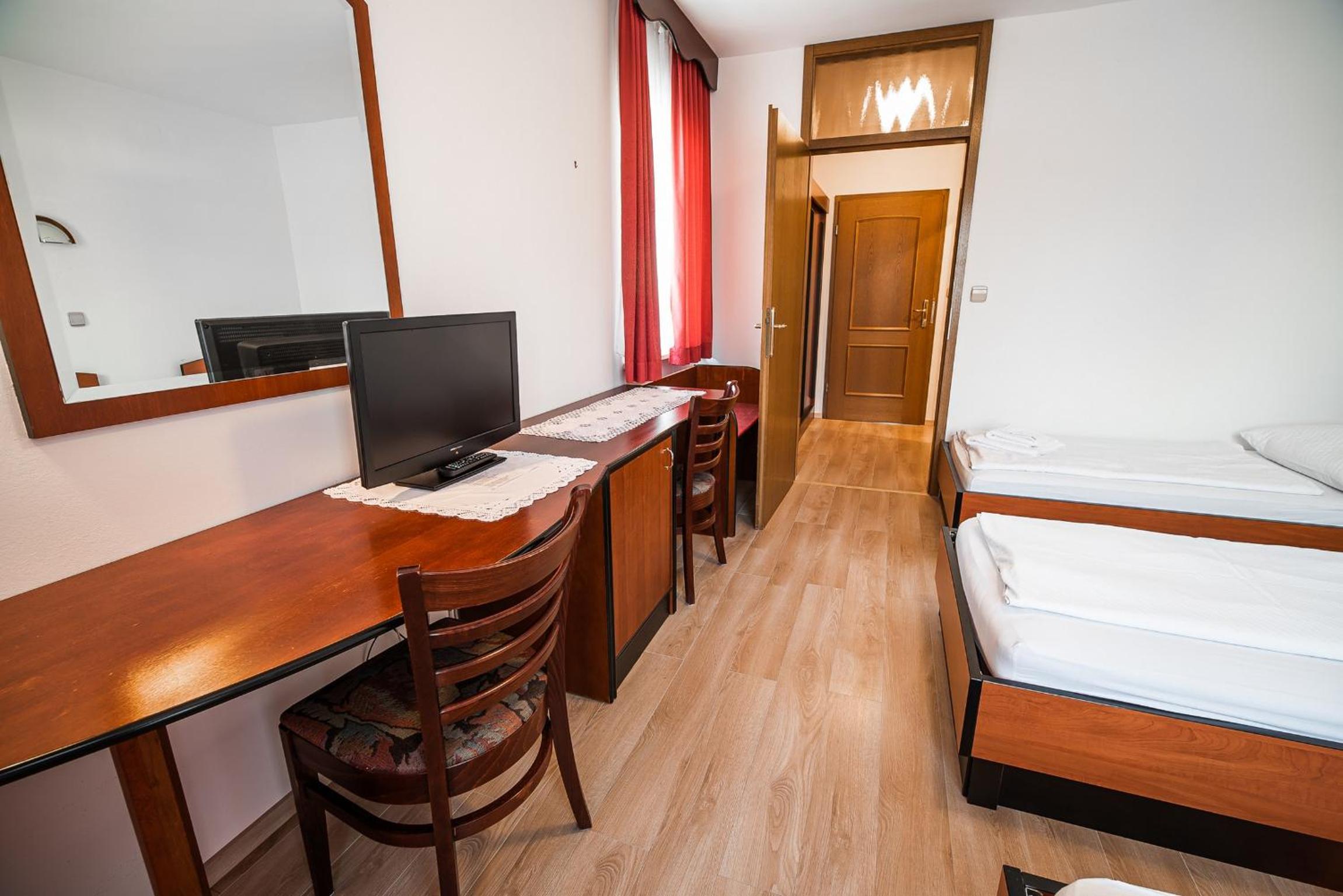 Triple Room with Balcony - Photo 32