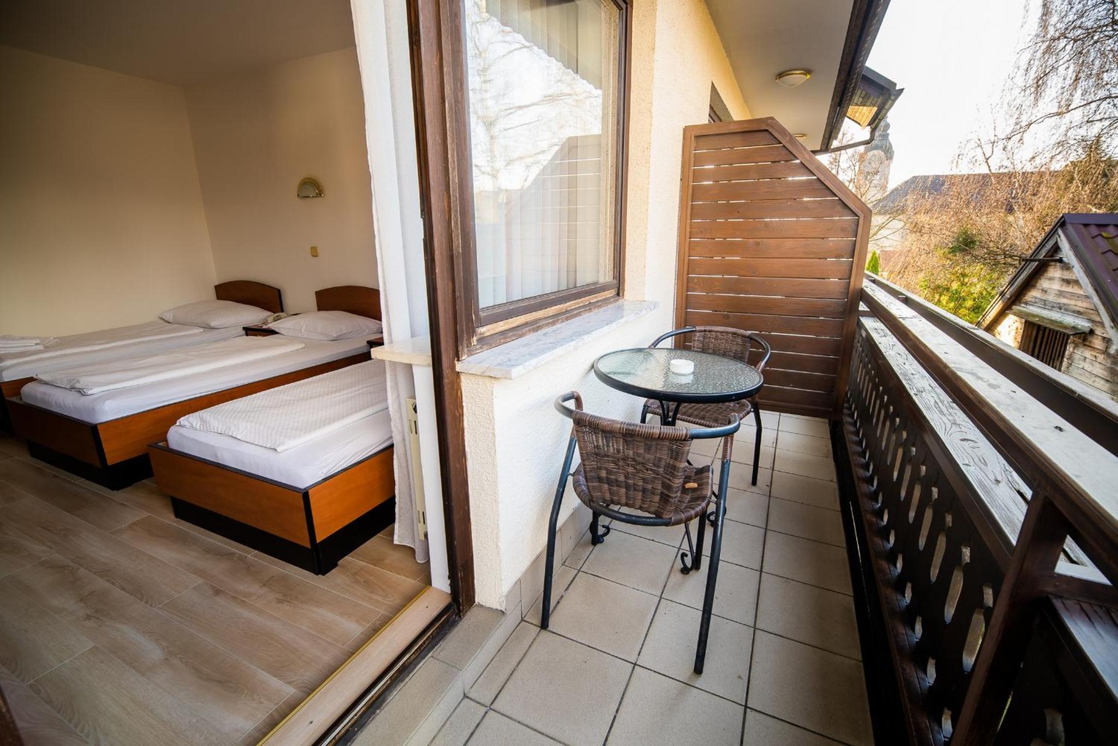 Triple Room with Balcony - Photo 34