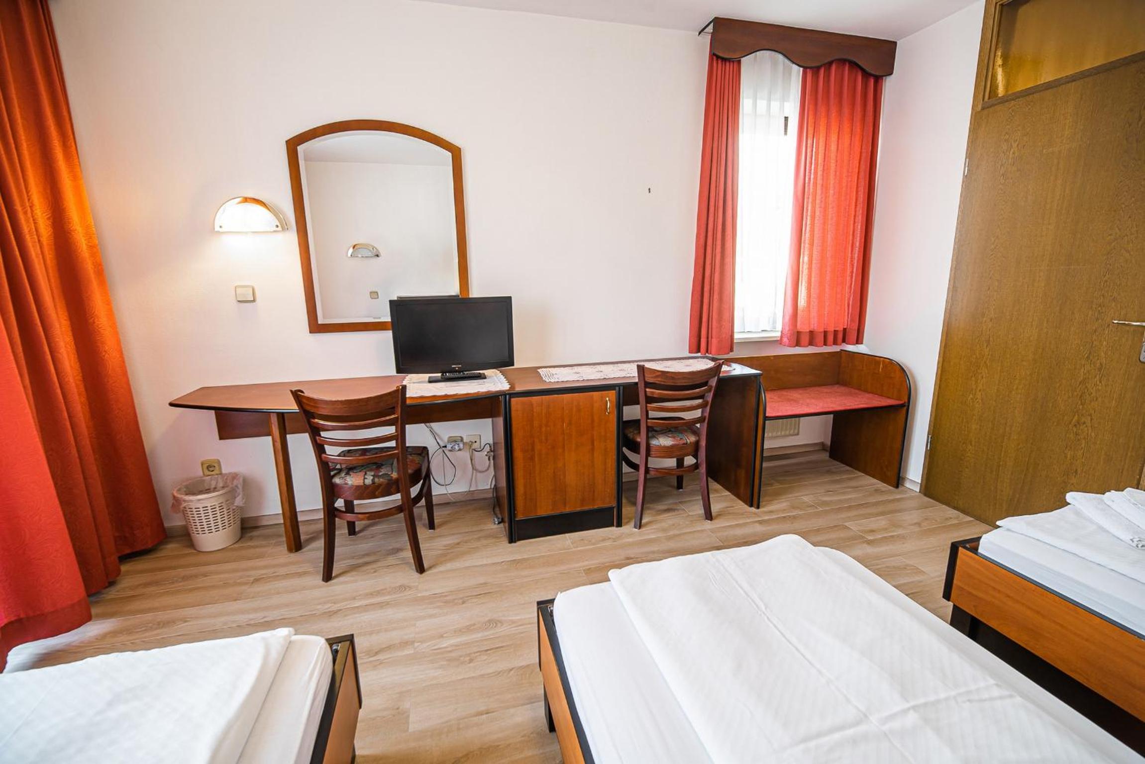 Triple Room with Balcony - Photo 36