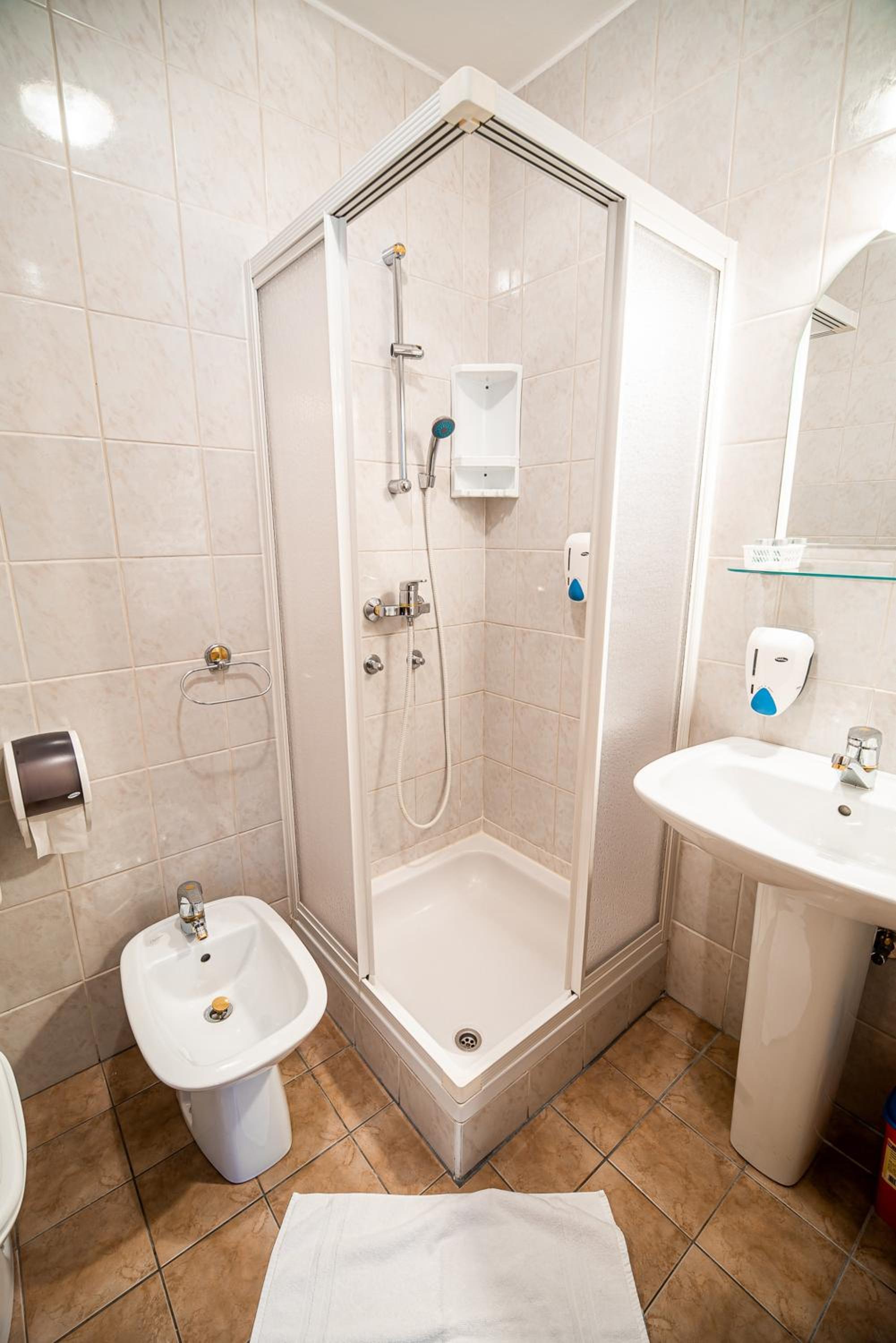 Triple Room with Balcony - Photo 37
