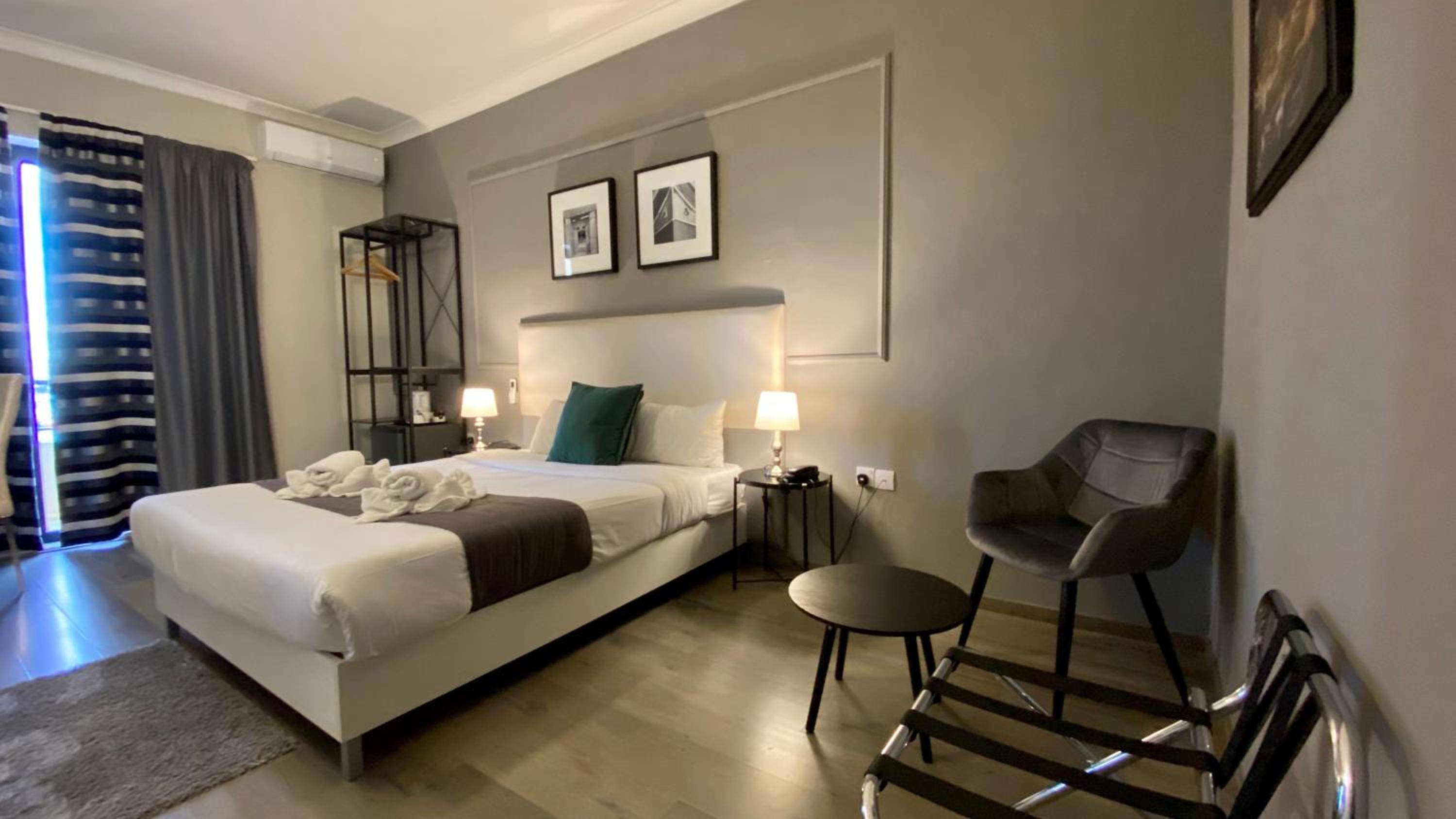 Double or Twin Room with Balcony and Sea View - Photo 10