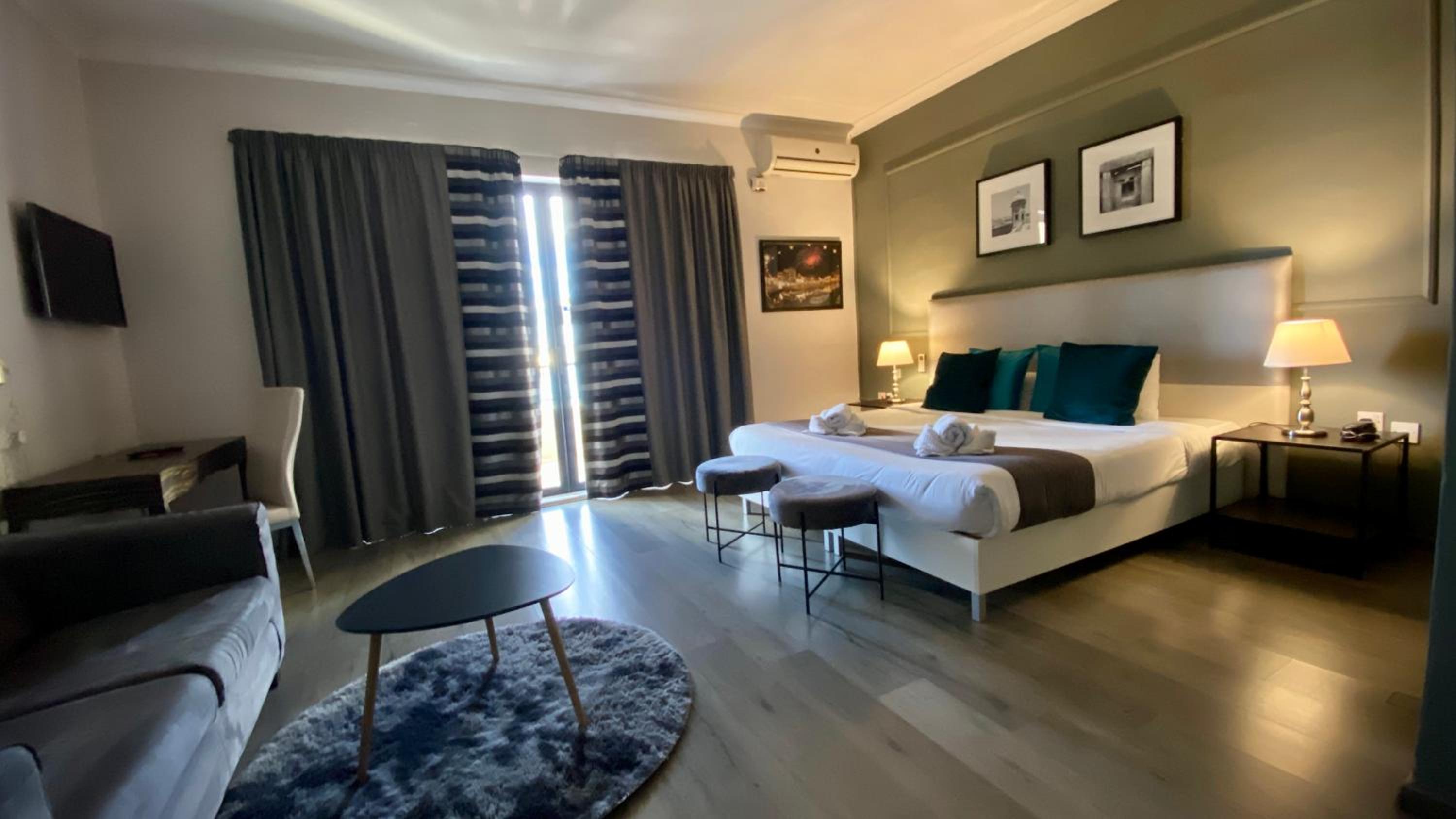 Superior Twin Room with Sea View - Photo 9