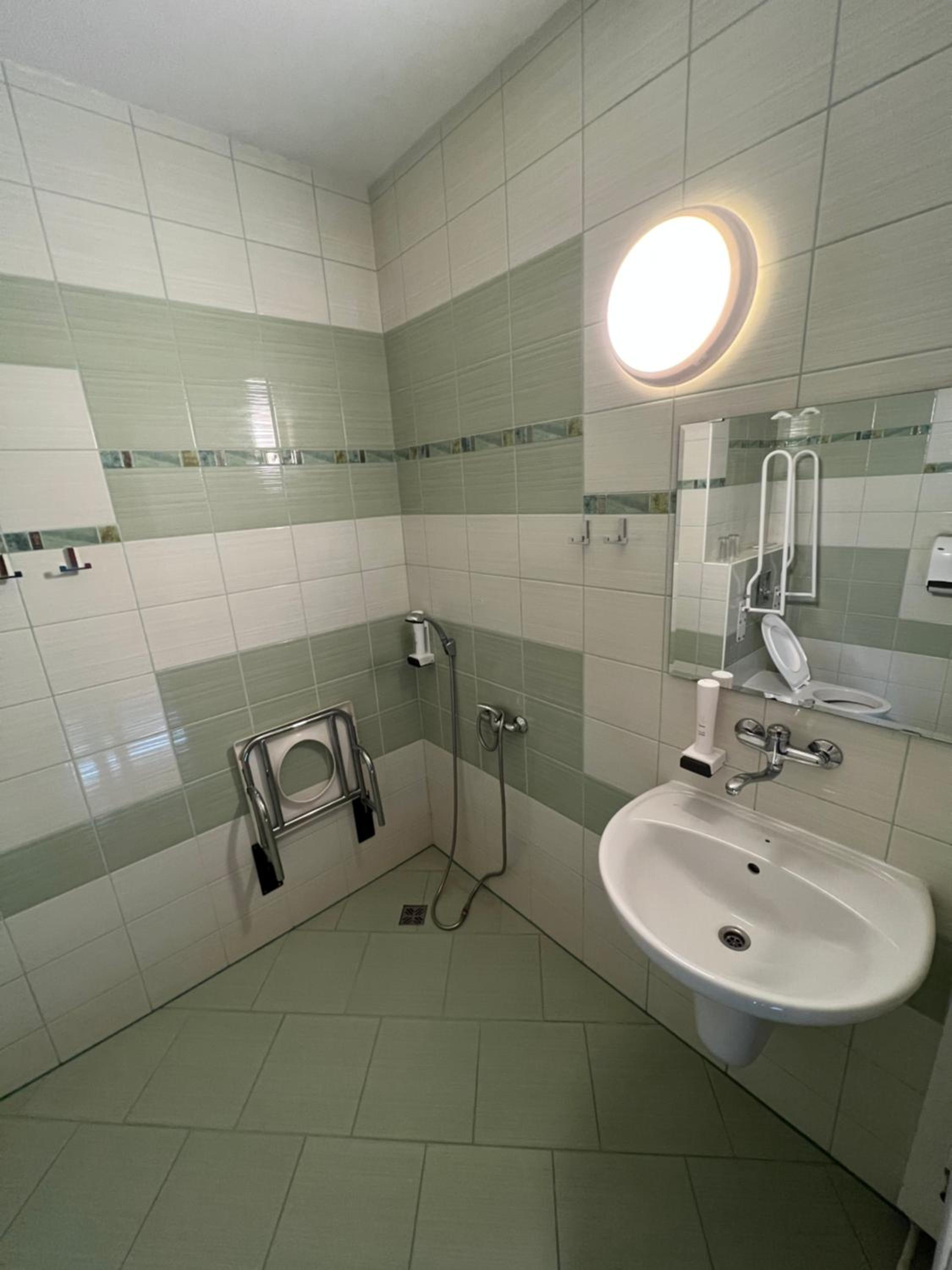 Twin Room - Disability Access photo 2