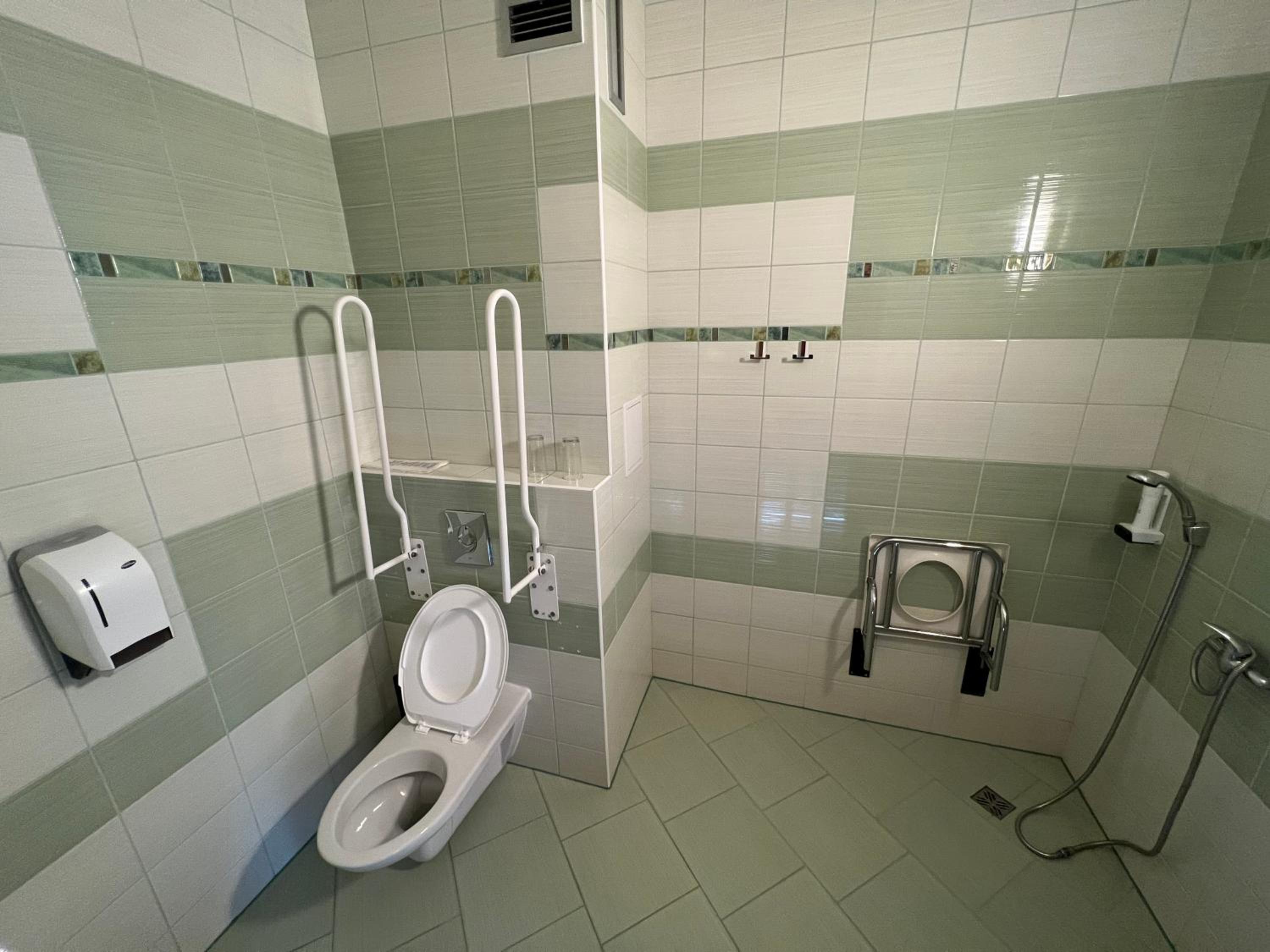 Twin Room - Disability Access photo 3