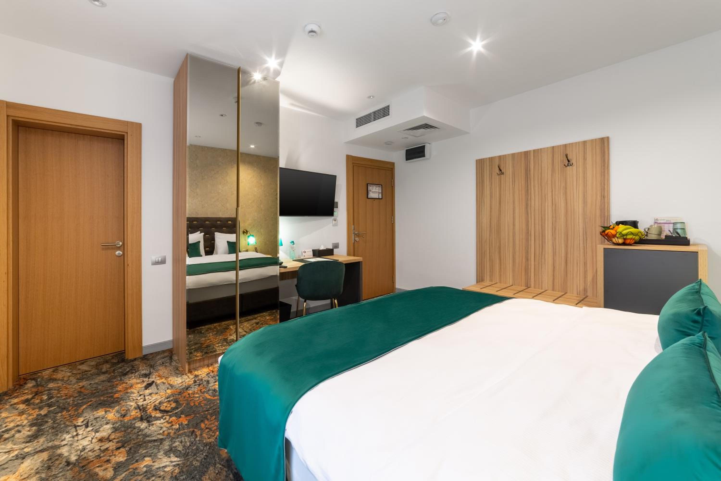Standard King Room - Photo 4