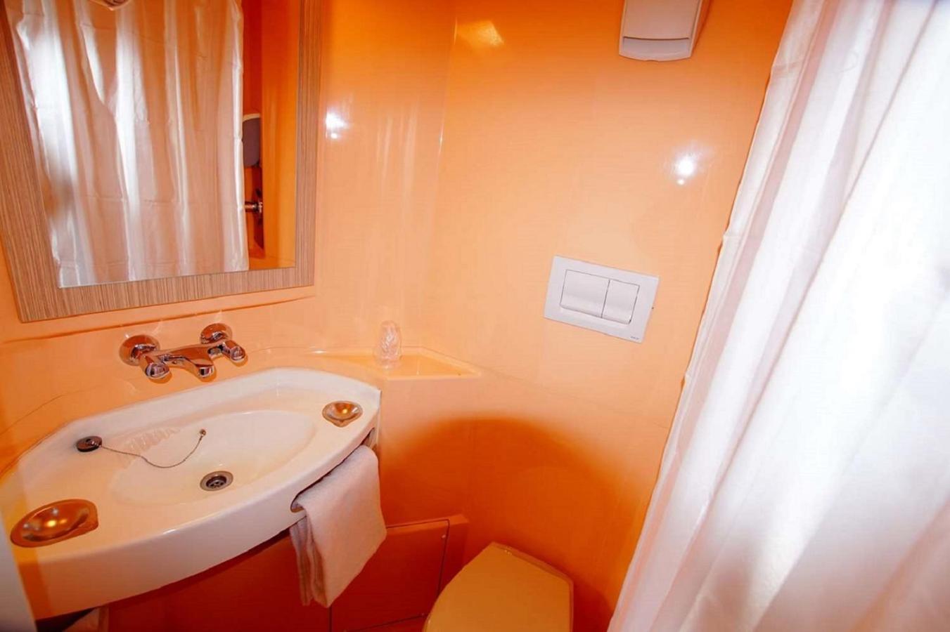 Double Room - Photo 7