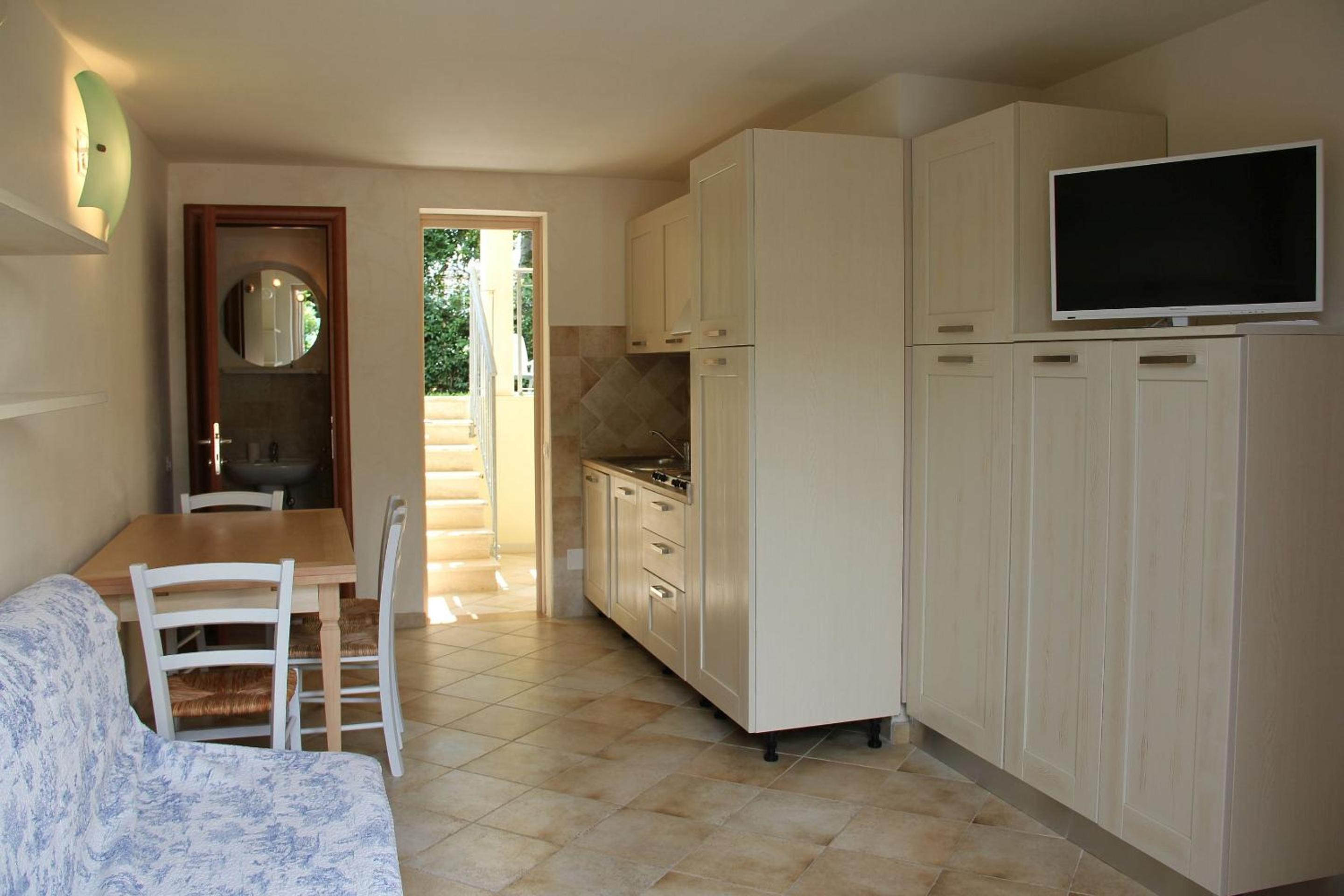 One-Bedroom Apartment - Photo 3