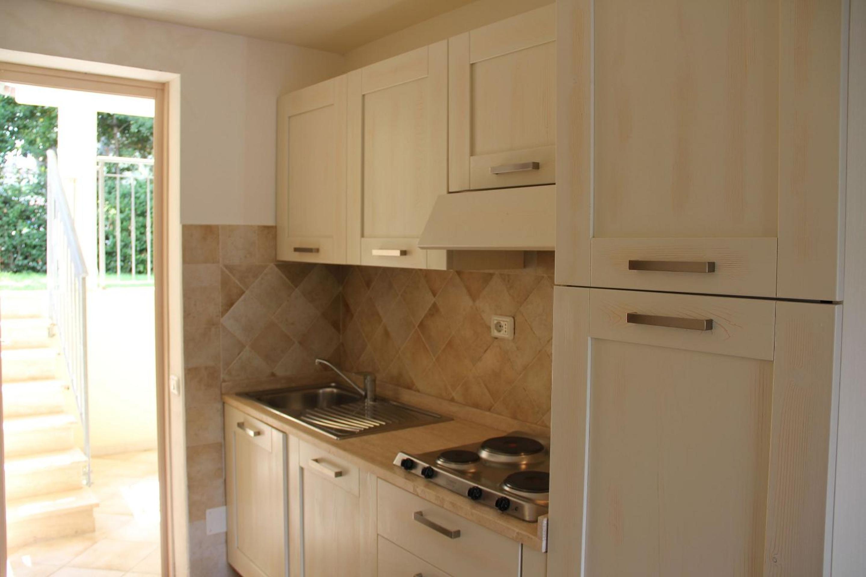 One-Bedroom Apartment - Photo 2