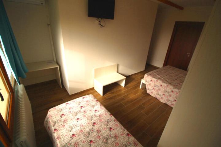 Double or Twin Room - Photo 4