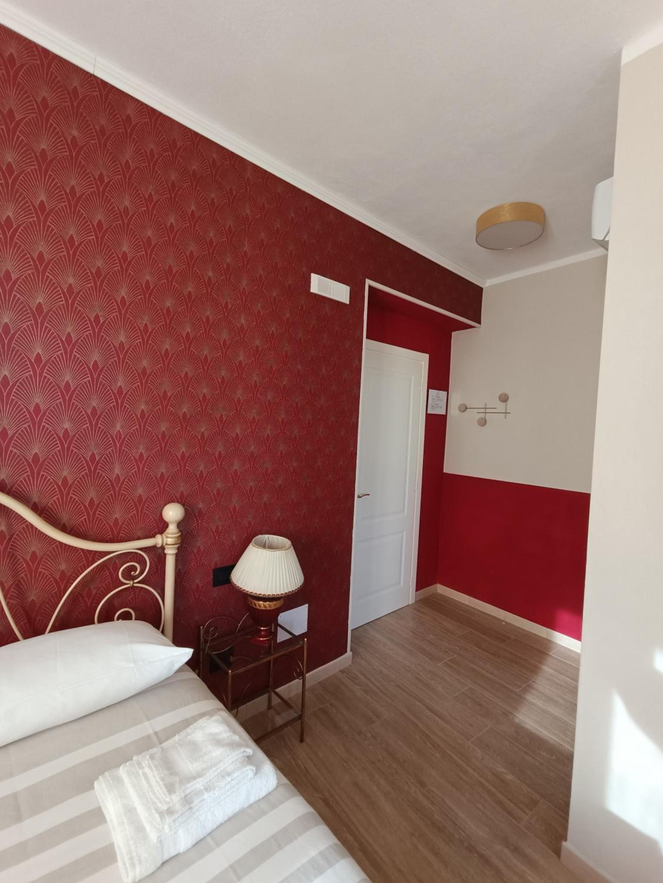 Deluxe Double Room - Photo 13
