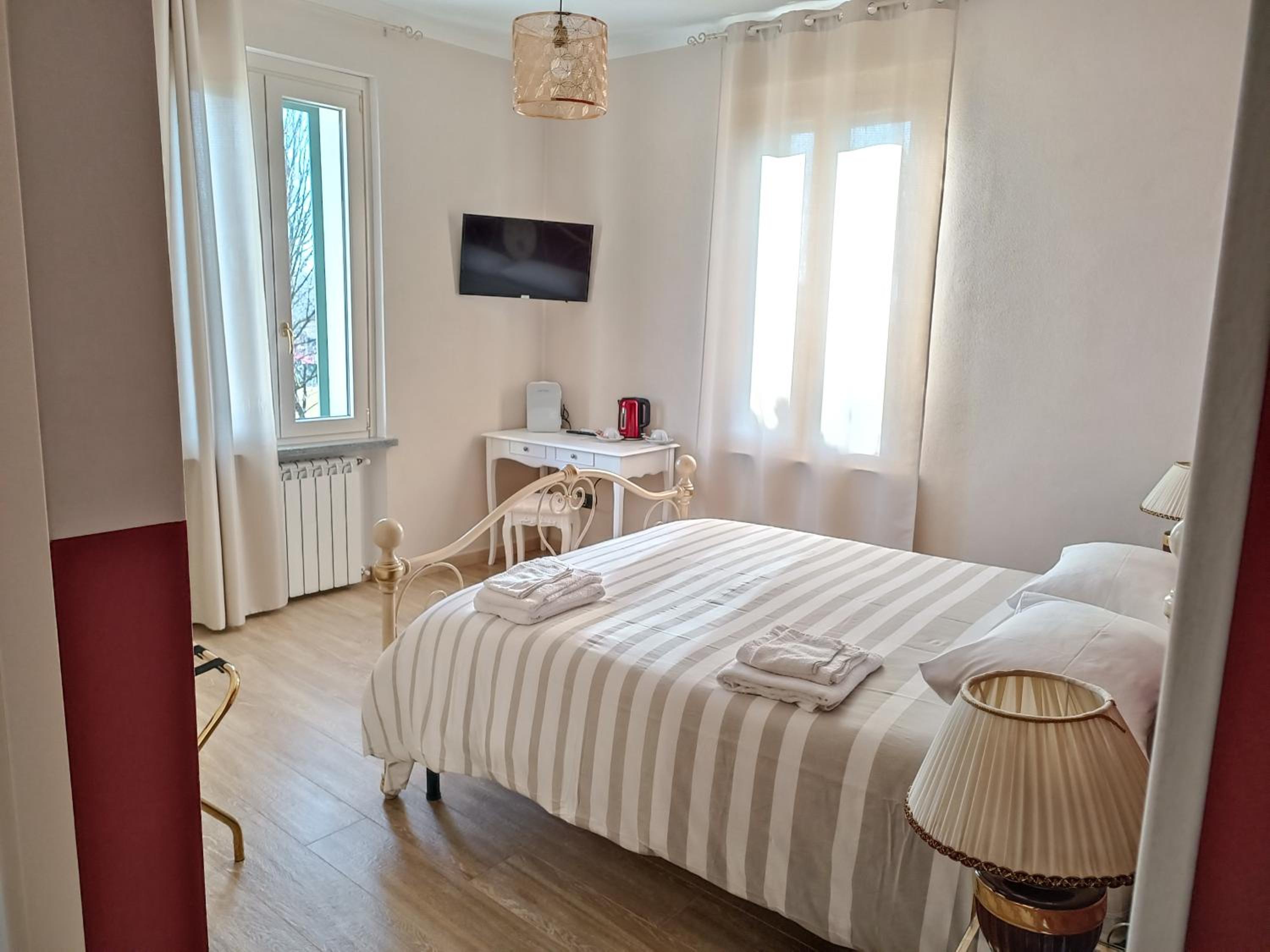 Deluxe Double Room - Photo 14