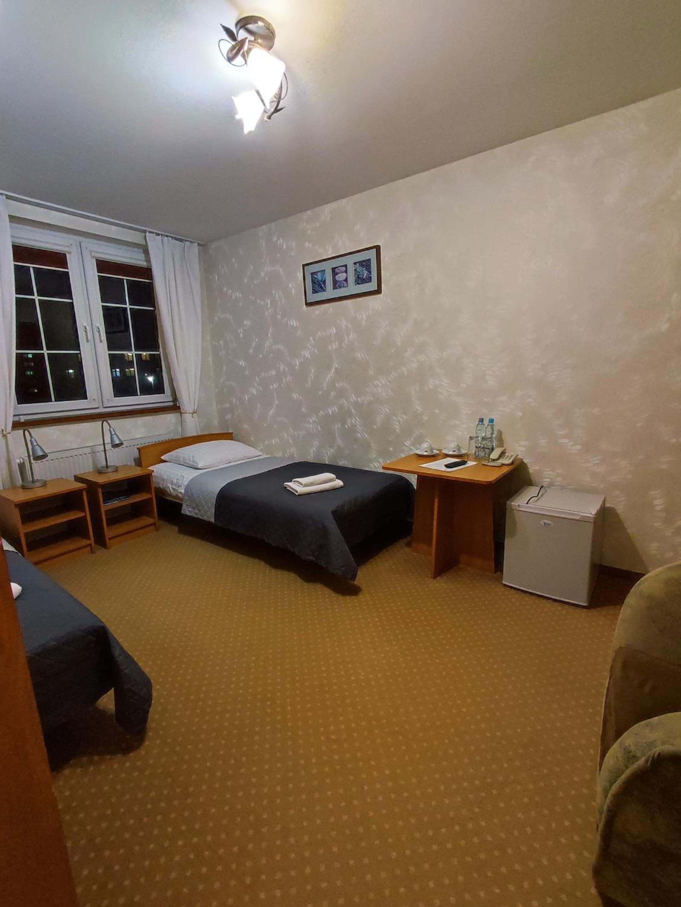 Large Twin Room - Photo 3