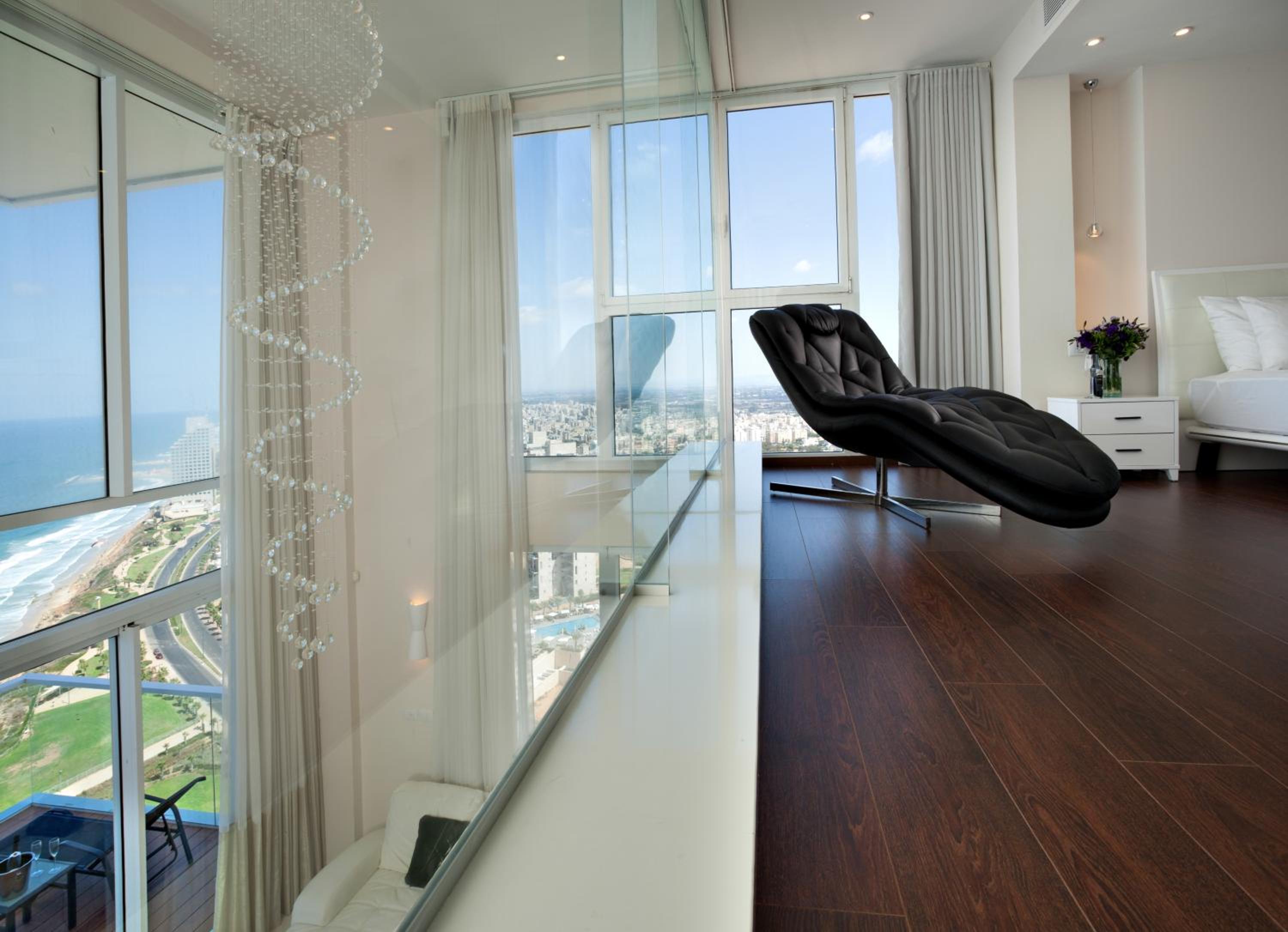 Deluxe Duplex Suite with Balcony and Sea View - Photo 4