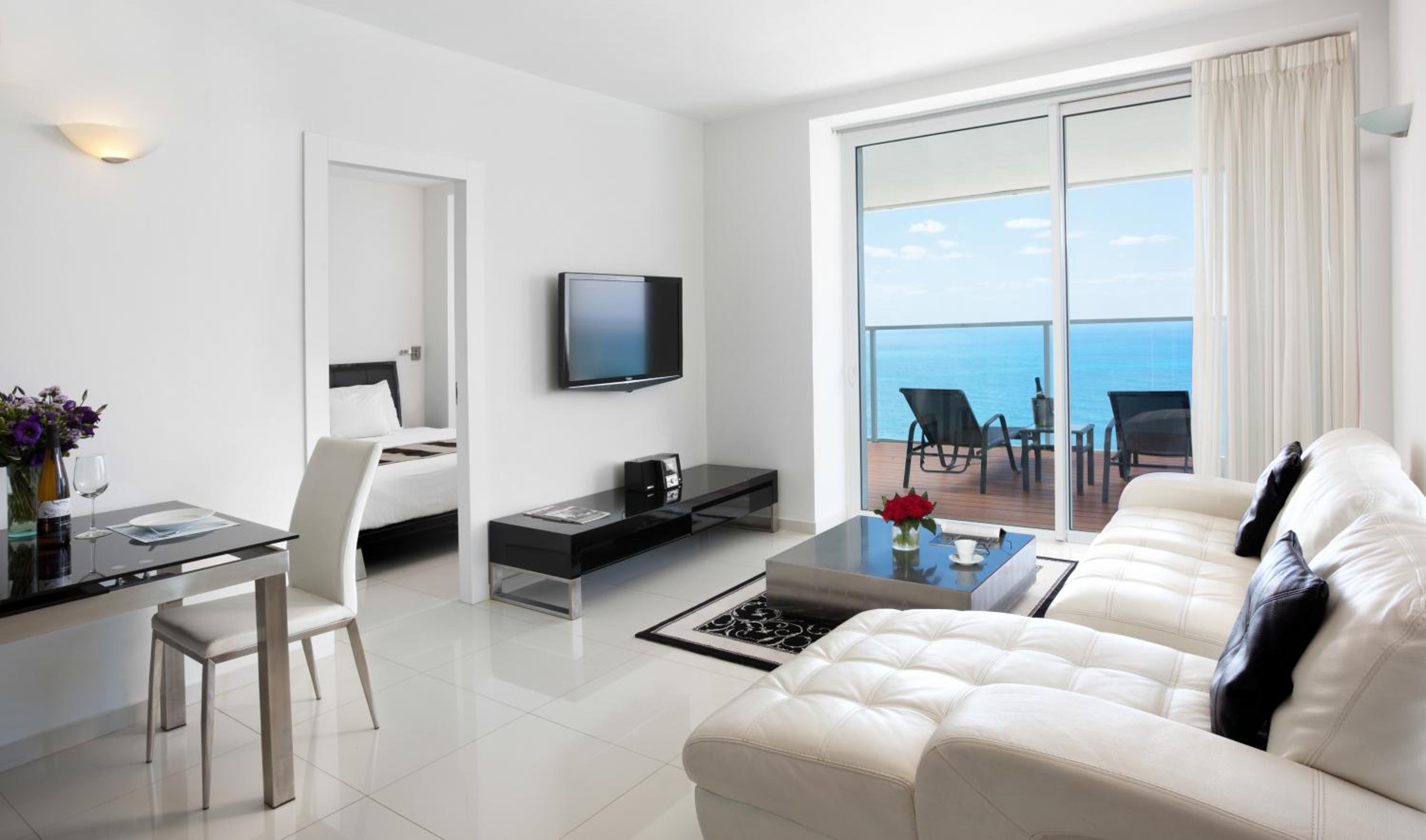 Deluxe Suite with Balcony and Sea View (2 Adults + 1 Child) - Photo 7